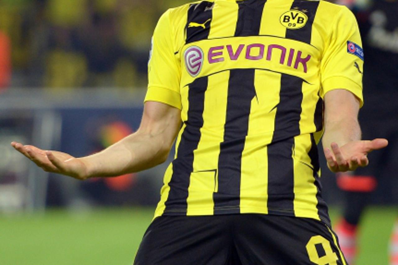 'Dortmund\'s Robert Lewandowski celebrates after scoring 2-1 during the UEFA Champions League semi final first leg soccer match between Borussia Dortmund and Real Madrid at BVB stadium Dortmund in Dor