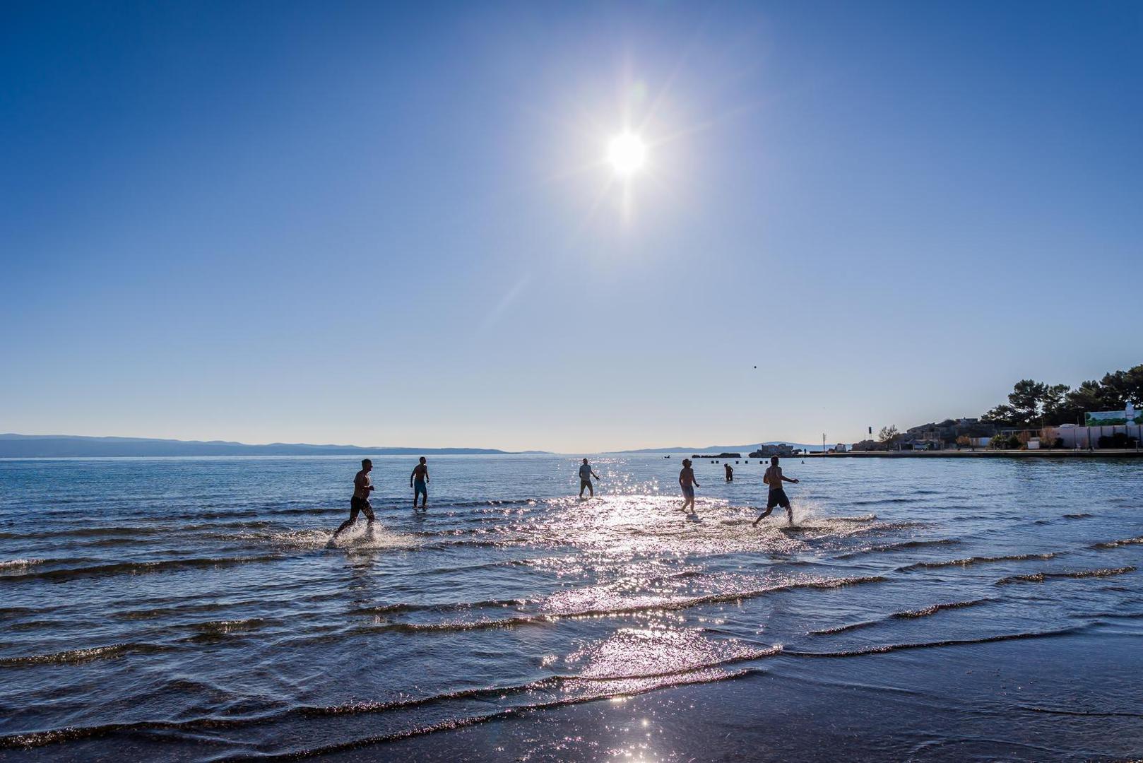 Temperatura mora iznosila je tek 15 stupnjeva, ali to nije spriječilo entuzijaste da zaigraju božićni picigin koji je nekima nezaobilazni dio blagdanske tradicije.