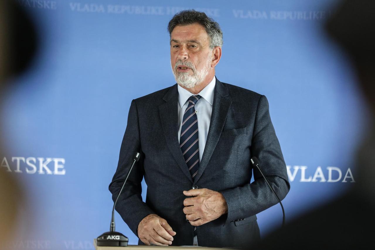 Radovan Fuchs: "Maske ostaju, učenici se mogu miješati, vraćaju se roditeljski sastanci..."