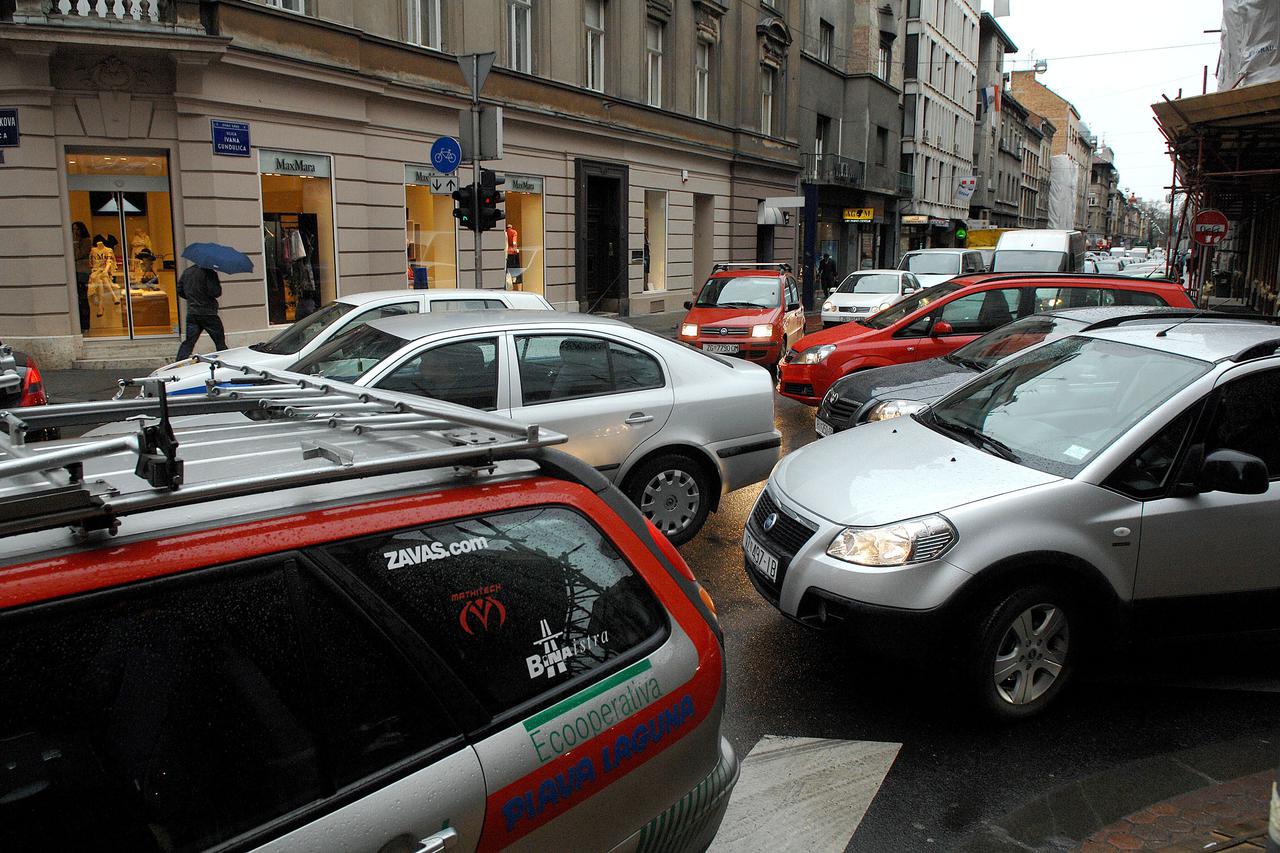 24.03.2009., Zagreb - Guzva u prometu kao da je veca svaki put kad padne kisa.   Photo: Patrik Macek/Vecernji list