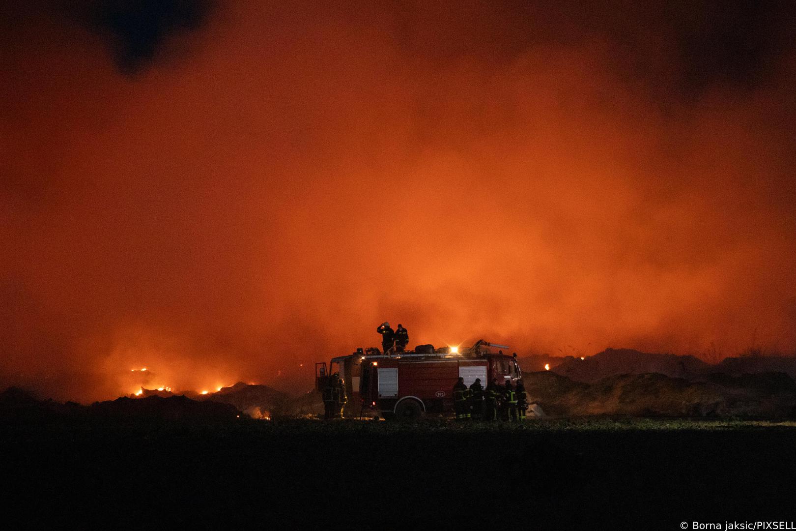 Požar u osječkoj tvrtki  ''Drava International'' danas je stavljen pod kontrolu. No, problem je izdimljavanje, koje je intenzivno, i nalazi se pri tlu i širi se ovisno kako vjetar puše, a izdimljavanje će trajati dva do tri dana, rekao je osječki župan Ivan Anušić.
