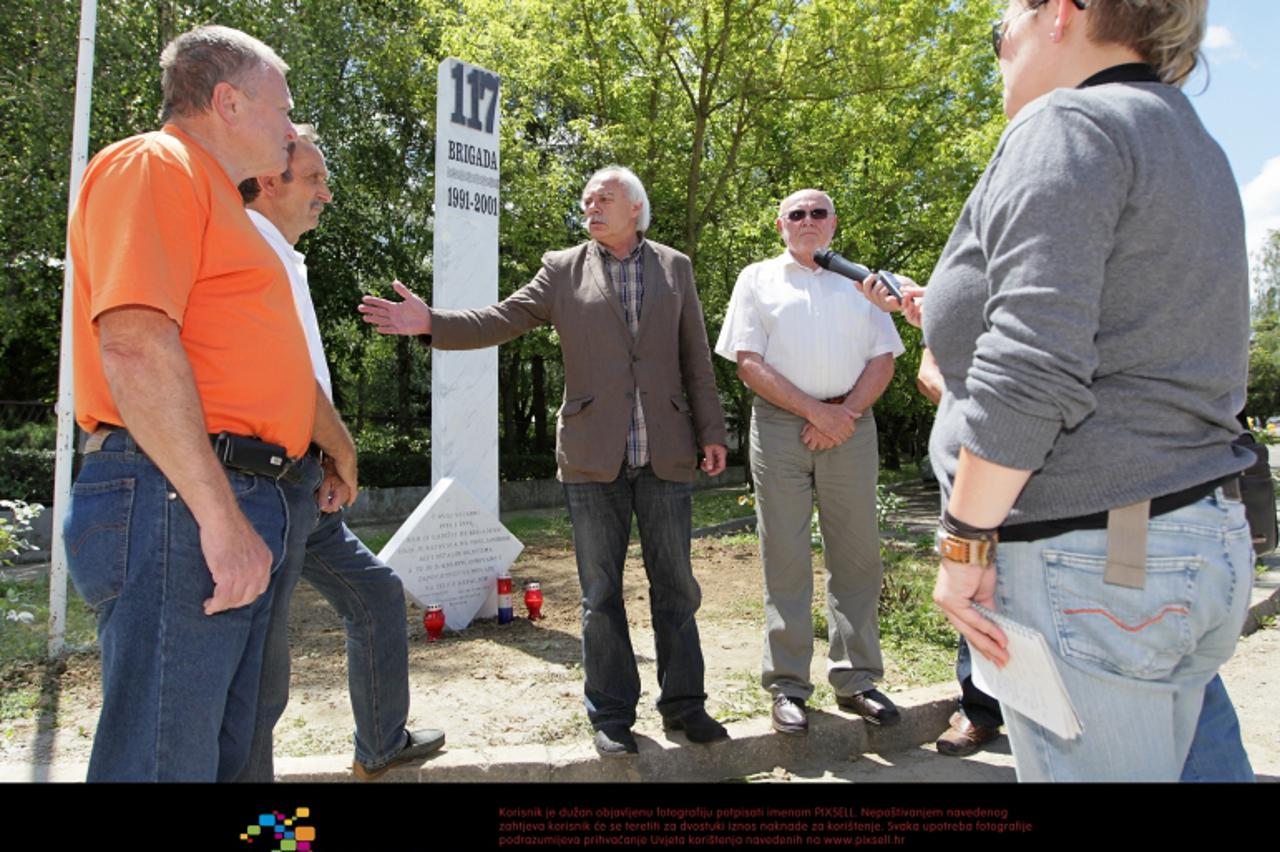 '14.06.2012., Koprivnica - Press konferencija clanova vodstva koordinacije braniteljskih udruga proizaslih iz domovinskog rata zbog, po njima, nezakonitog uklanjanja spomenika stradalim braniteljima 1