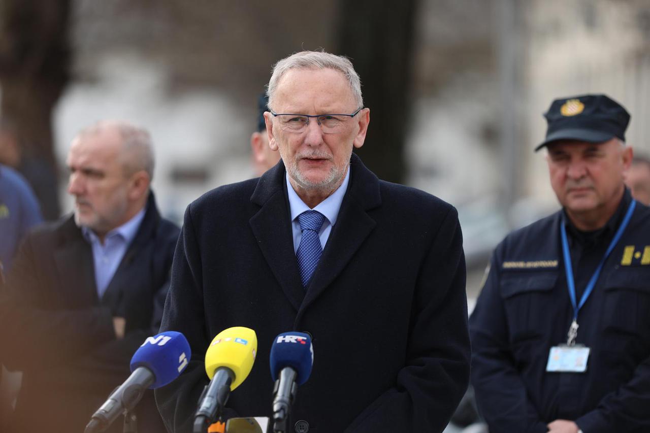 Ministar Božinović na primopredaji policijskih motocikala