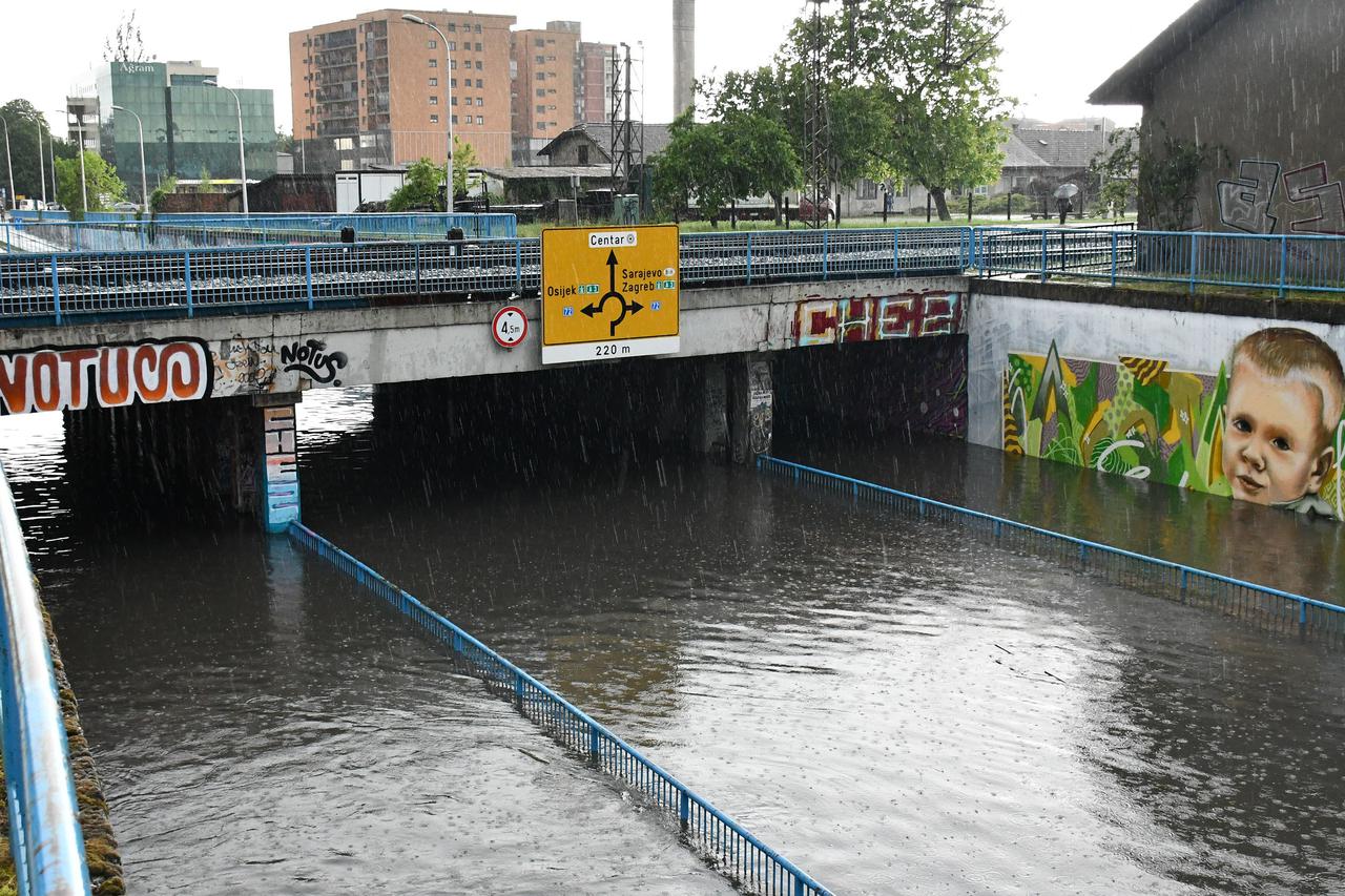 Slavonski Brod: Zbog nevremena i velike količine oborina poplavljeni podvožnjaci i brojne prometnice u gradu
