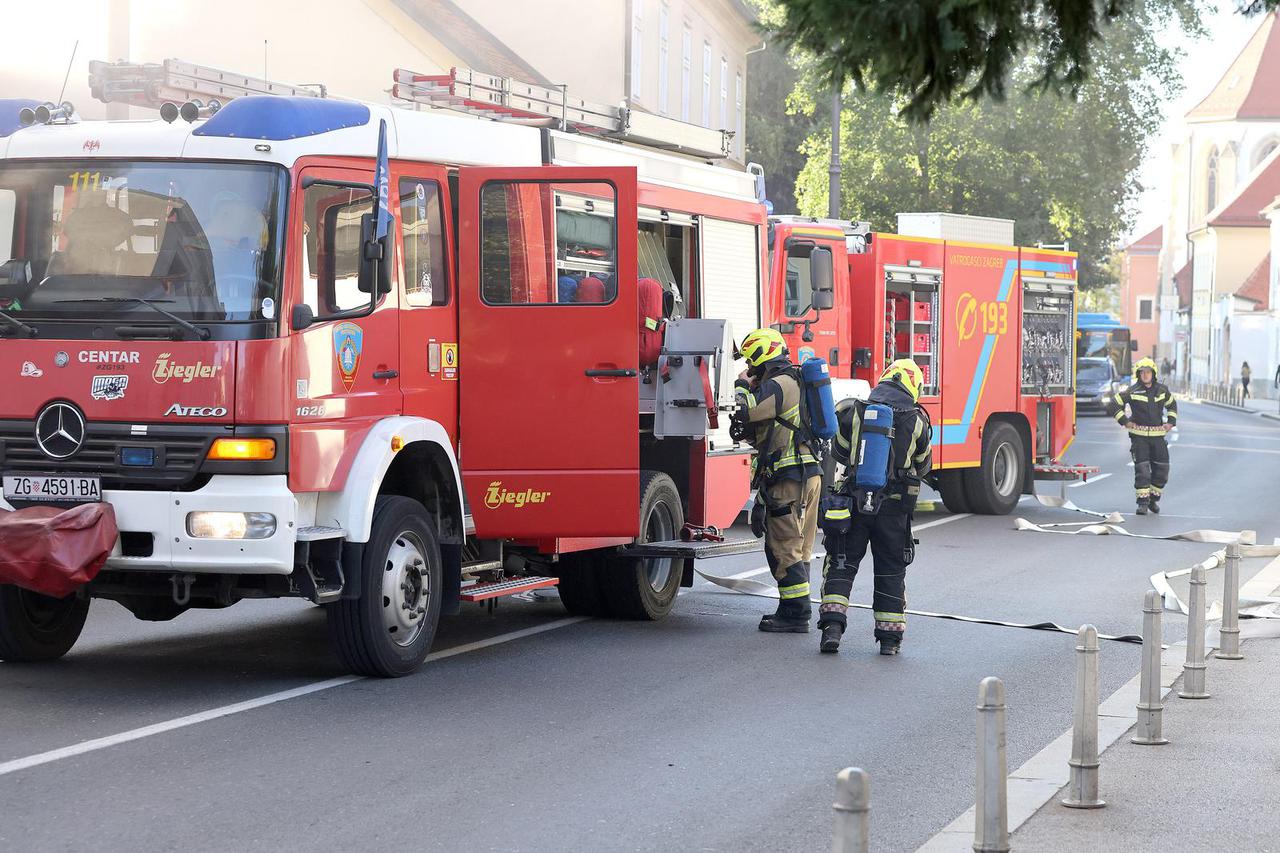 Zagreb: Na dvorišnoj zgradi na Kaptolu izbio je požar, vatrogasci izašli na intervenciju