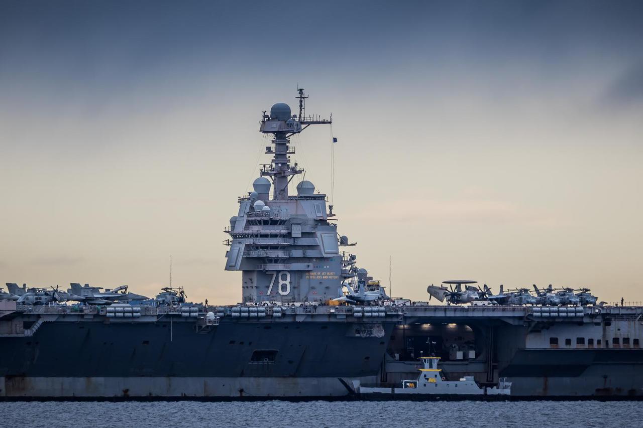 Split: Otvorena bočna strana broda USS Geral R. Ford na koju je pristao drugi manji brod