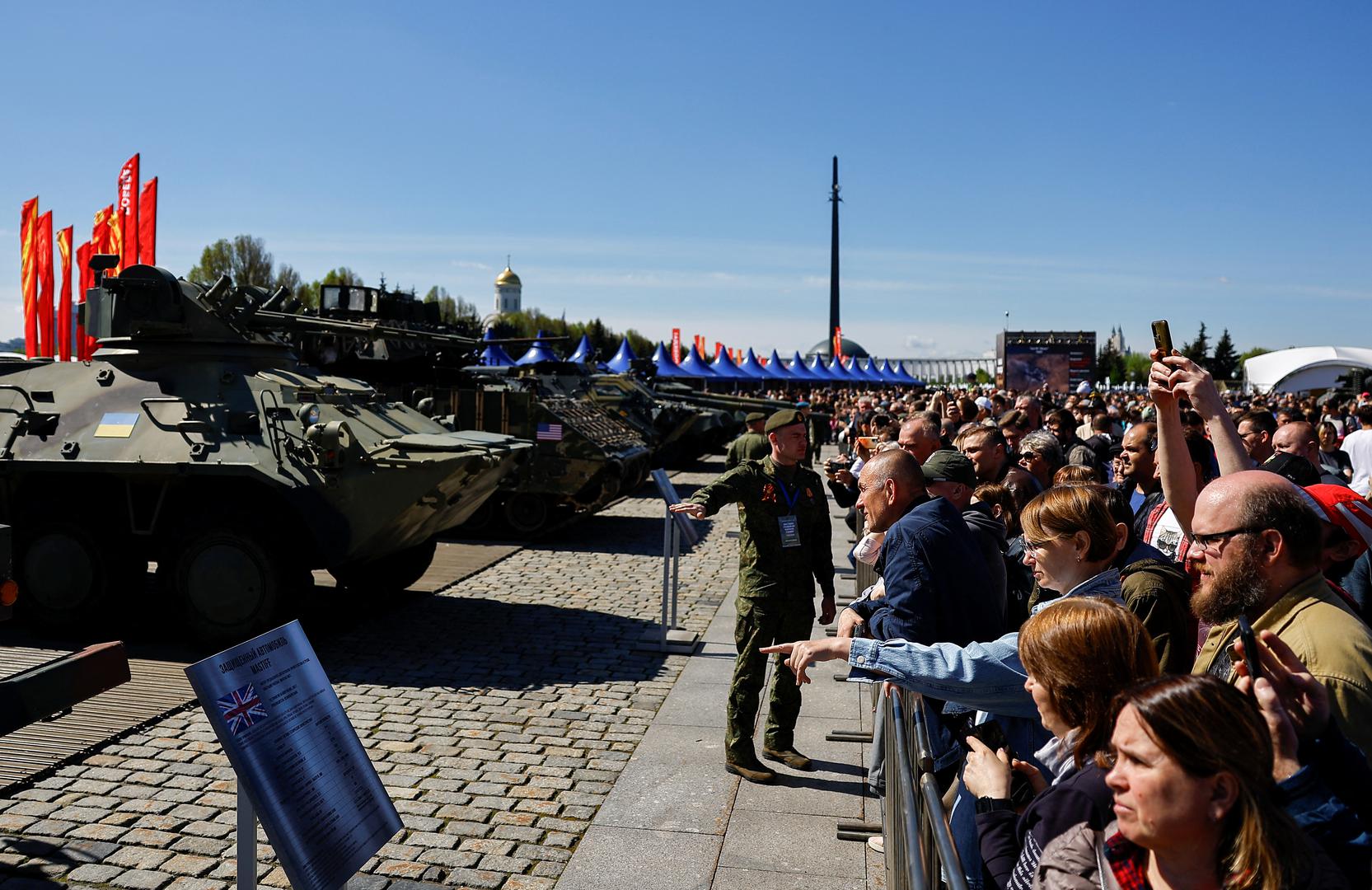 Vojna oprema izložena je na otvorenom u Moskvi, a posjetitelji su stajali iza barijera. 