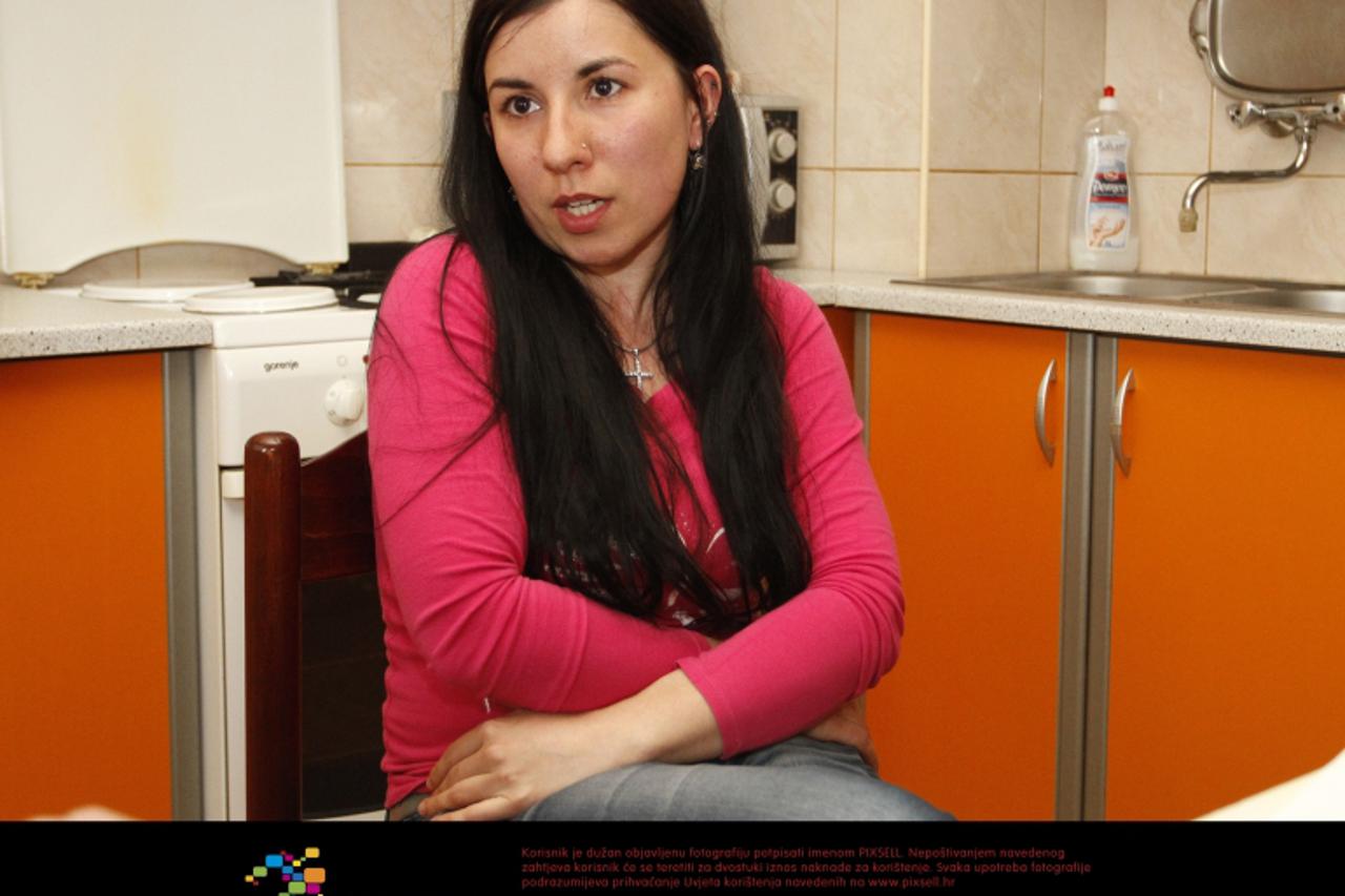 \'23.04.2012., Osijek - Marija Smolcic vodi spor za odstetu 10 godina, s covjekom koji je pokusao silovati njezinu tada 14-ogodisnju kcer. Marijina kcer Ivana. Photo: Marko Mrkonjic/PIXSELL\'