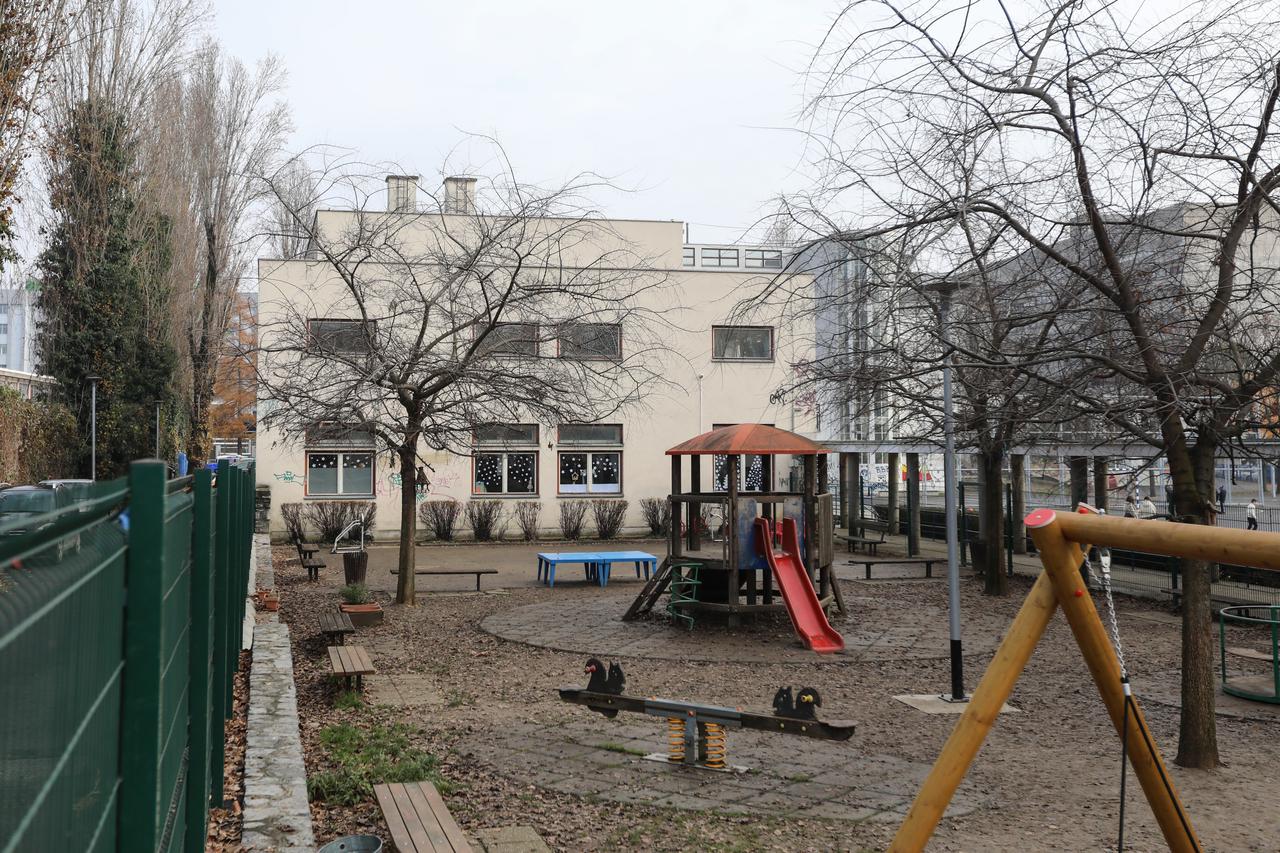 Zagreb: Ispred osnovne škole i dječjeg vrtića postavljena cisterna zbog pojave legionele