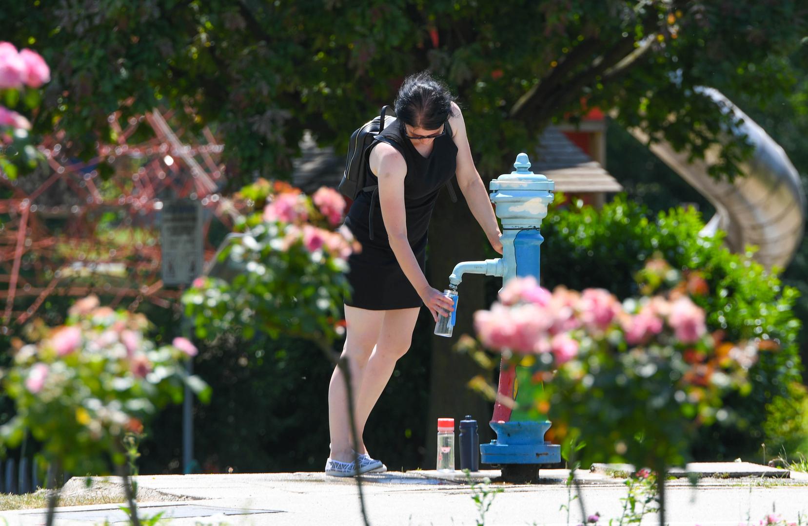 1. Odjeća - Komarci su izrazito vizualne životinje, pa svoje prve "žrtve" primijećuju kada nose odjeću crvene ili tamnijih boja (crna, tamno plava).