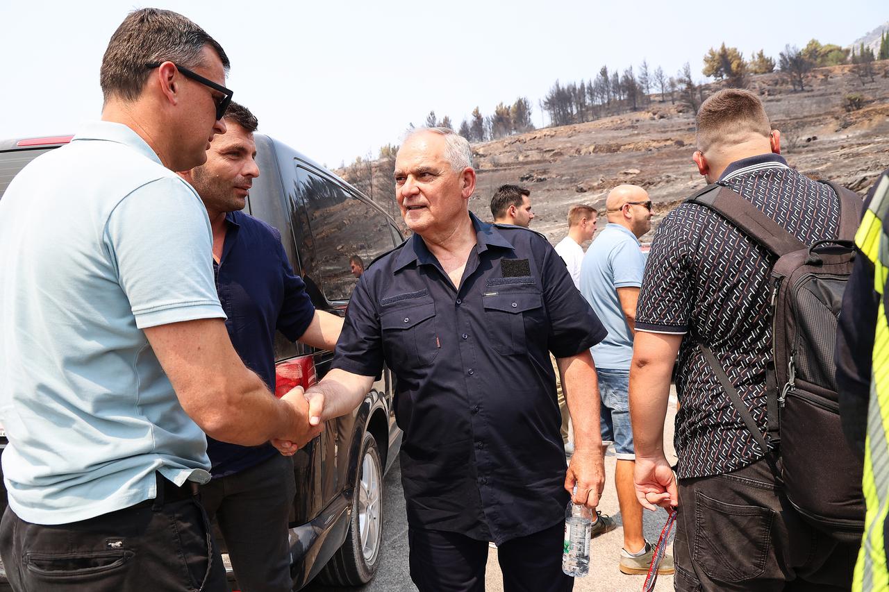 Premijer Andrej Plenković u obilasku požarišta u Omišu