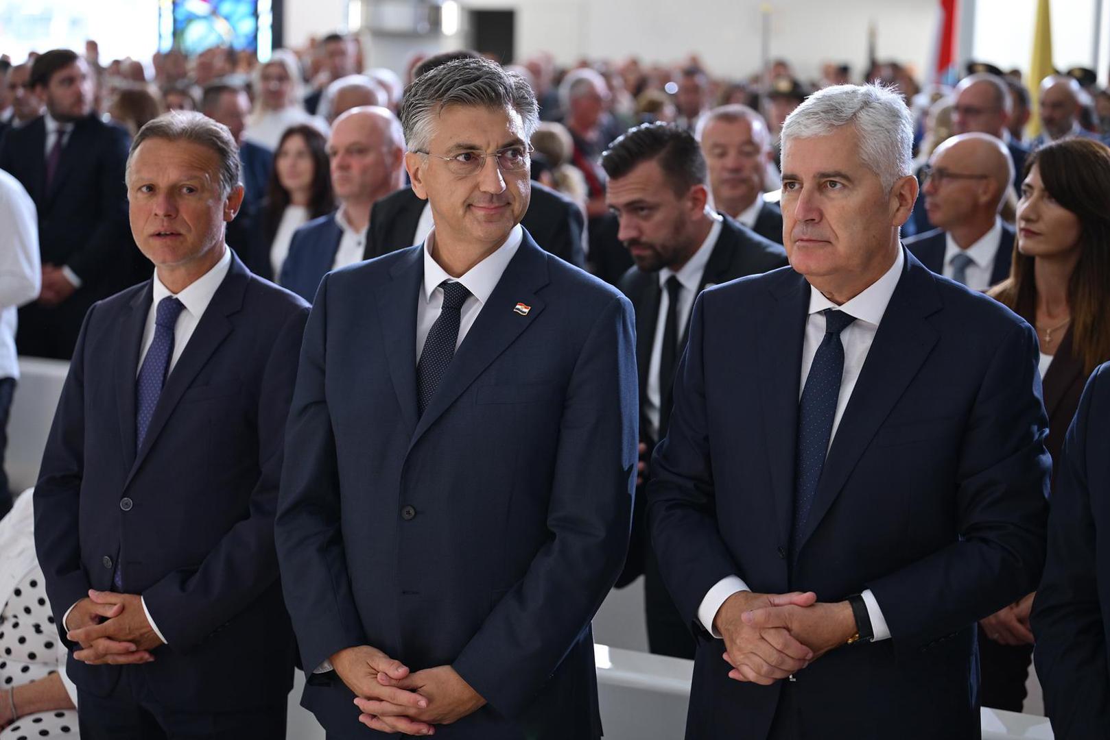 Premijer Andrej Plenković poručio je kako nas operacija Oluja podsjeća da nijedna prepreka nije nepremostiva kada vjerujemo u Hrvatsku i kada smo okupljeni oko zajedničkog cilja, zahvalio je hrvatskim braniteljima i najavio zakonske izmjene koje će obuhvatiti 200 tisuća branitelja.