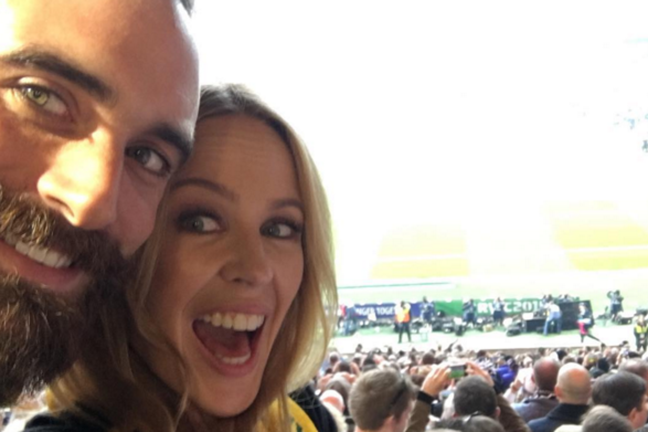 Kylie Minogue i Joshua Sasse