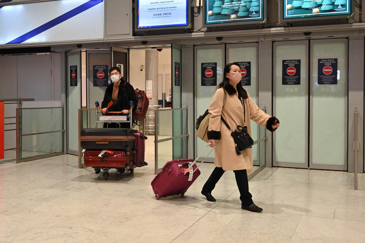 Dolazak leta Air China C933 u zračnu luku Roissy Charles de Gaulle iz Pekinga u Kini nakon strogih ograničenja