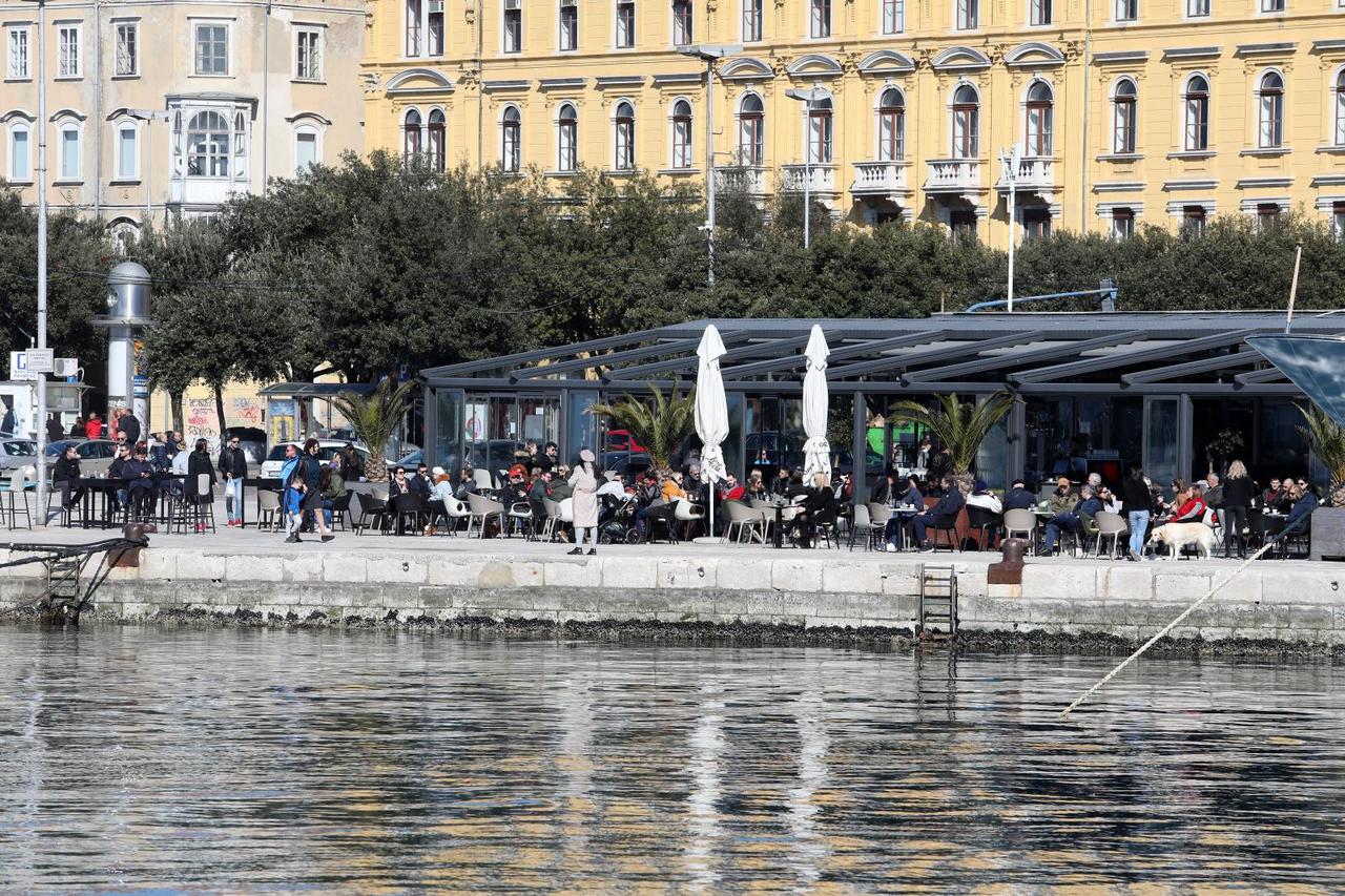 Rijeka: Ljudi uživaju u suncu i u šetnji