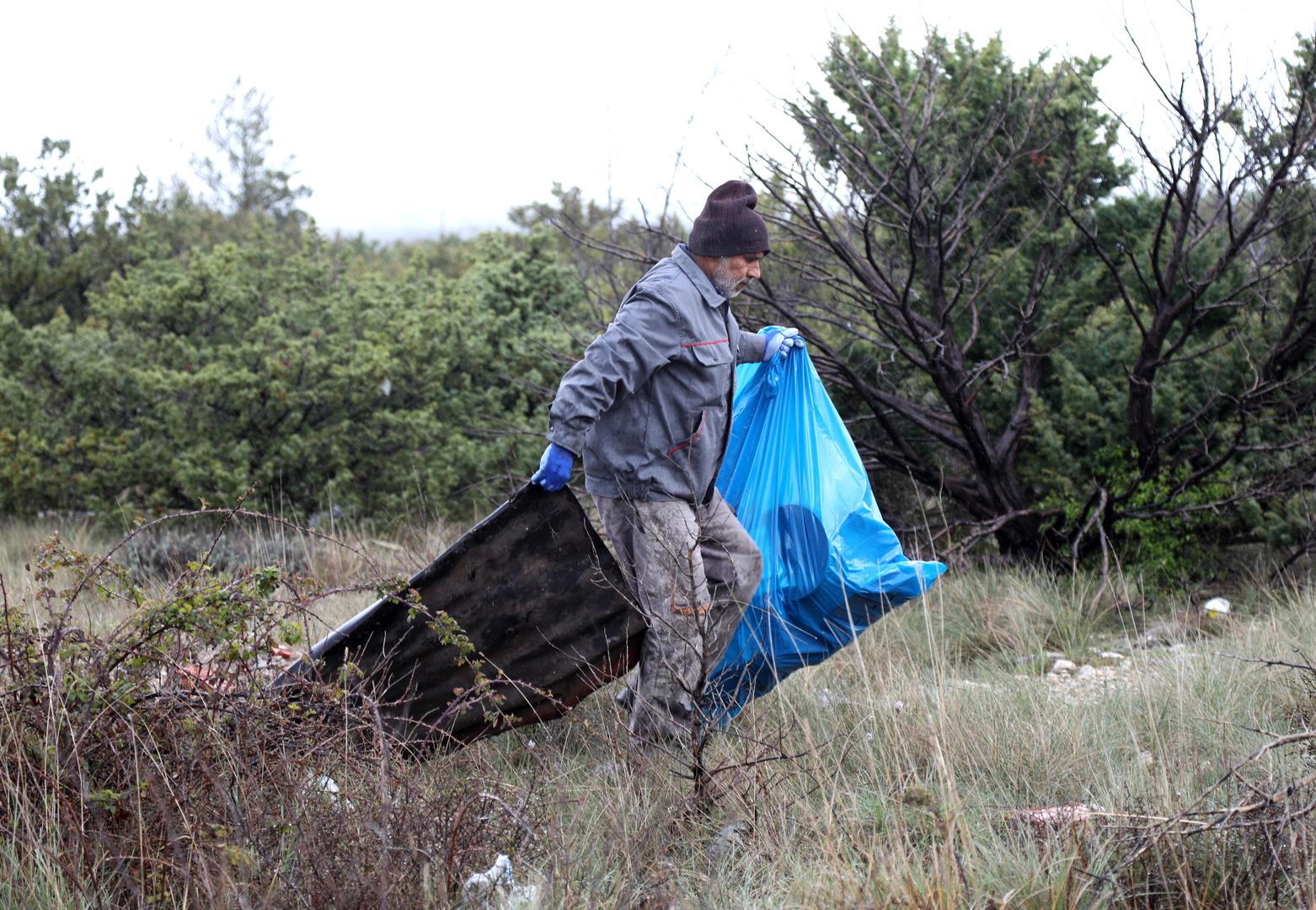 22.04.2022.,Razvodje - Na lokaciji Vrtlina kod Razvodja po jugu i kisi odrzala se Vecernjakova akcija ciscenja u sklopu projekta "Rezolucija Zemlja".  Photo: Dusko Jaramaz/PIXSELL