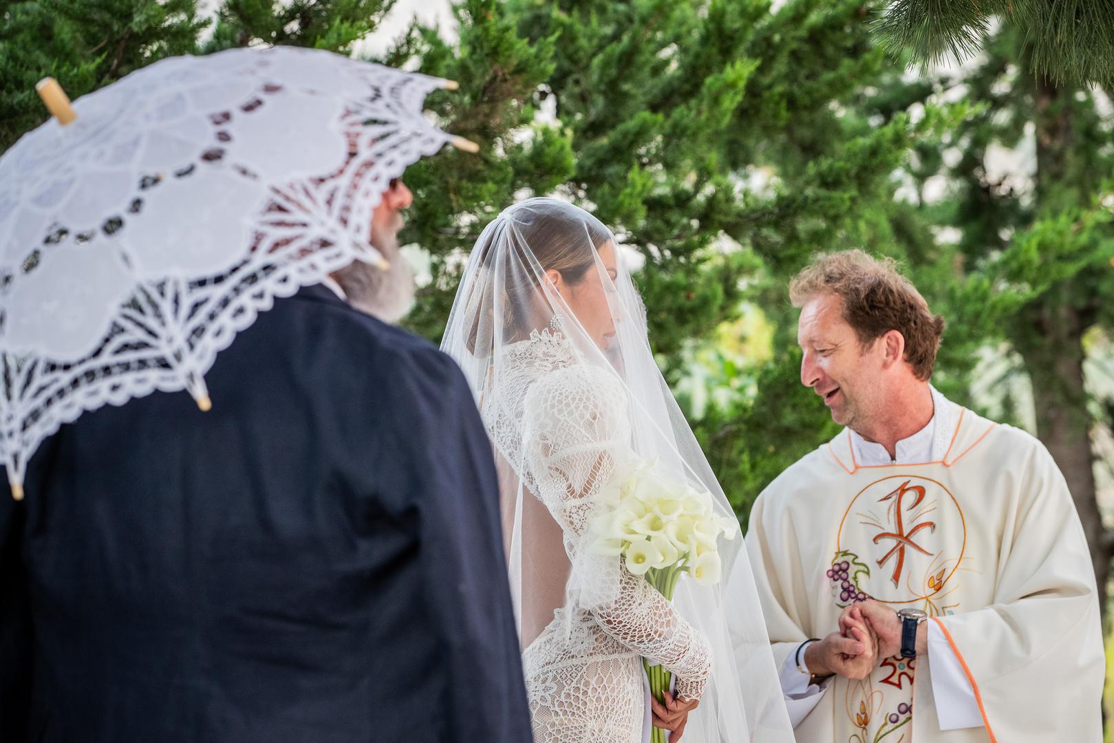  Boran je nedavno dobio crkveno poništenje svog prvog braka i sada s Anom može imati i crkveno vjenčanje. Mladenka je zablistala u raskošnoj vjenčanici.