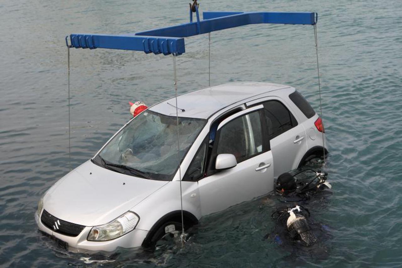 suzuki,izvlačenje iz mora (1)