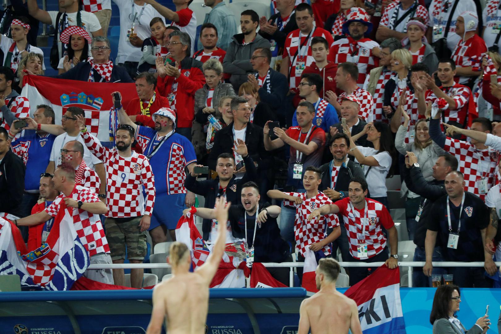 Hrvatske zastave i transparenti bili su izvješeni na svim sektorima, pa čak i na dijelu tribine koja je bila osigurana za navijače 'Super orlova'.