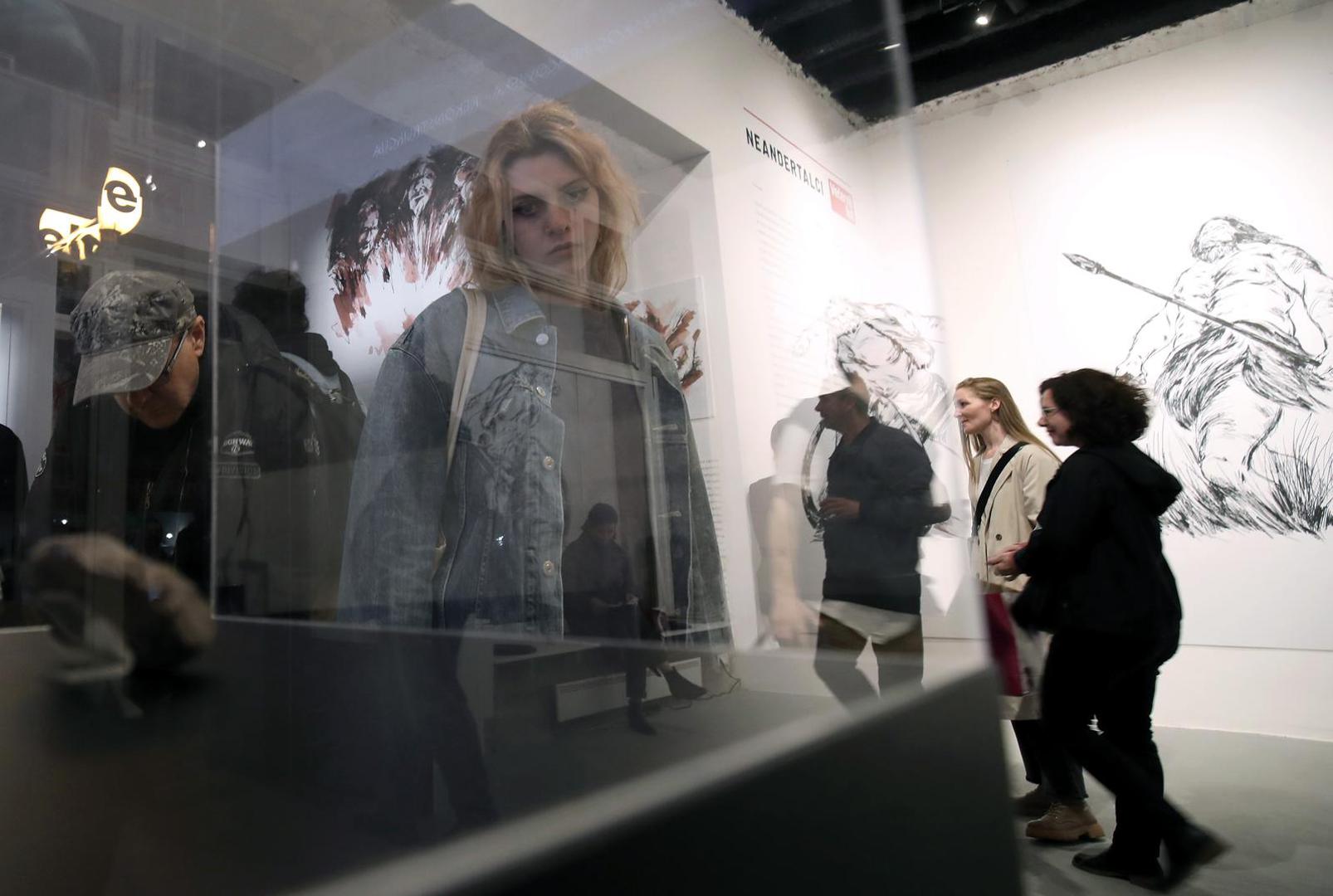 14.04.2022., Zagreb - Pod Zidom 12, galerija Cloverfeild. Otvaranje izlozbe Neandretalci. Zamjenik glavnog urednika Vecernjeg lista Mislav Simatovic zavrsnim je govorom sluzbeno proglasio izlozbu otvorenom.  Photo: Sanjin Strukic/PIXSELL