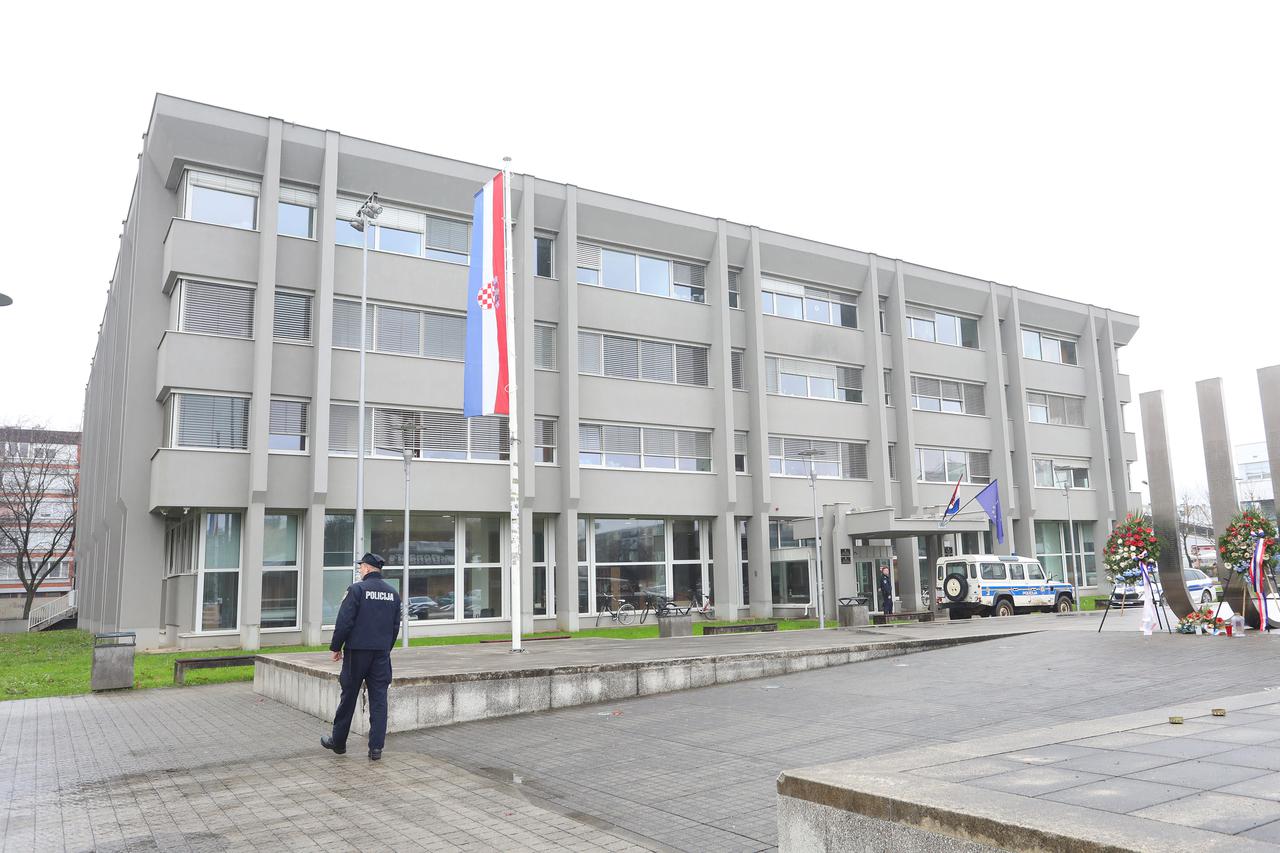 U jutarnjim satima zaprimljena je dojava o bombi u zgradi suda u Karlovcu