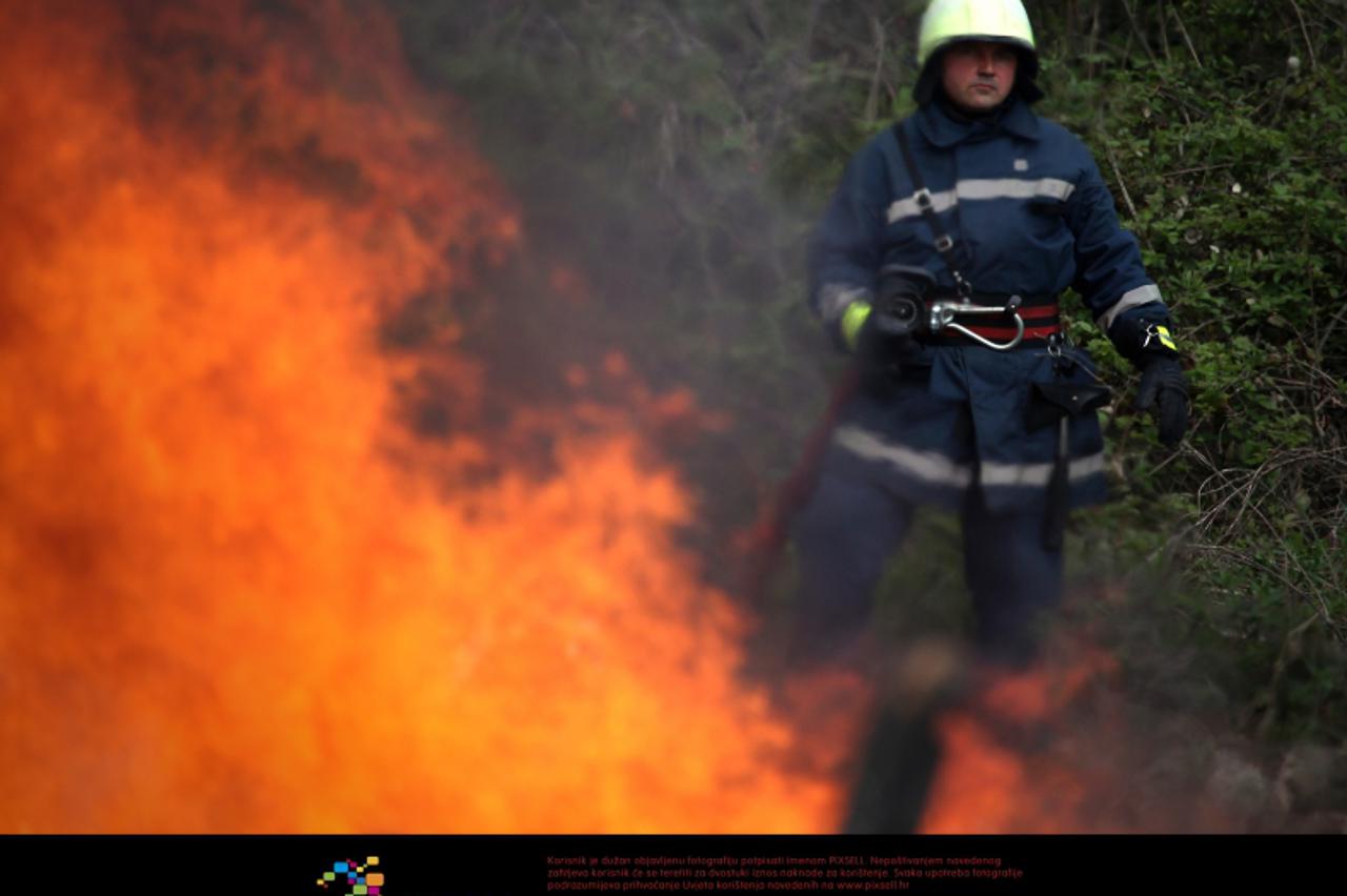\'24.04.2010., Rukavac, Rijeka - Paljenje otpadnog materijala na kratko vrijeme izbjeglo je nadzoru. Nakon dolaska vatrogasaca pozar je stavljen pod kontrolu. Photo: Nel Pavletic/PIXSELL\'