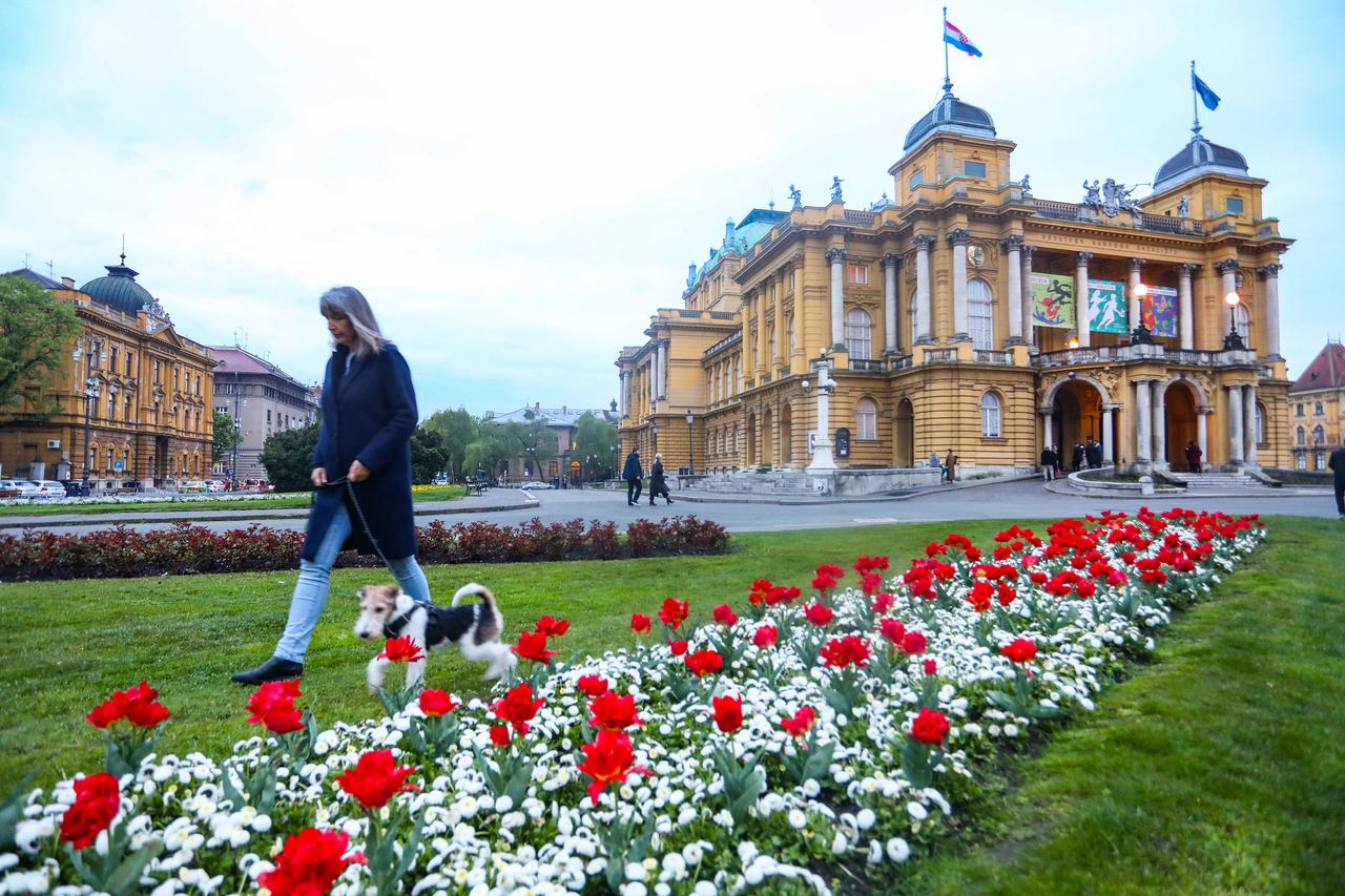Zagreb: Cvijeće ukrašava okoliš Hrvatskog narodnog kazališta