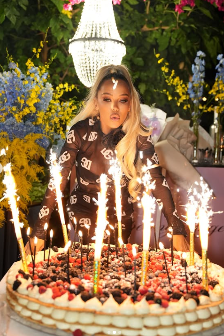 Maja je na svom Instagramu podijelila fotografiju slavljeničke torte, koja je sudeći po veličini, zasigurno bila jedan od glavnih ukrasa proslave. 