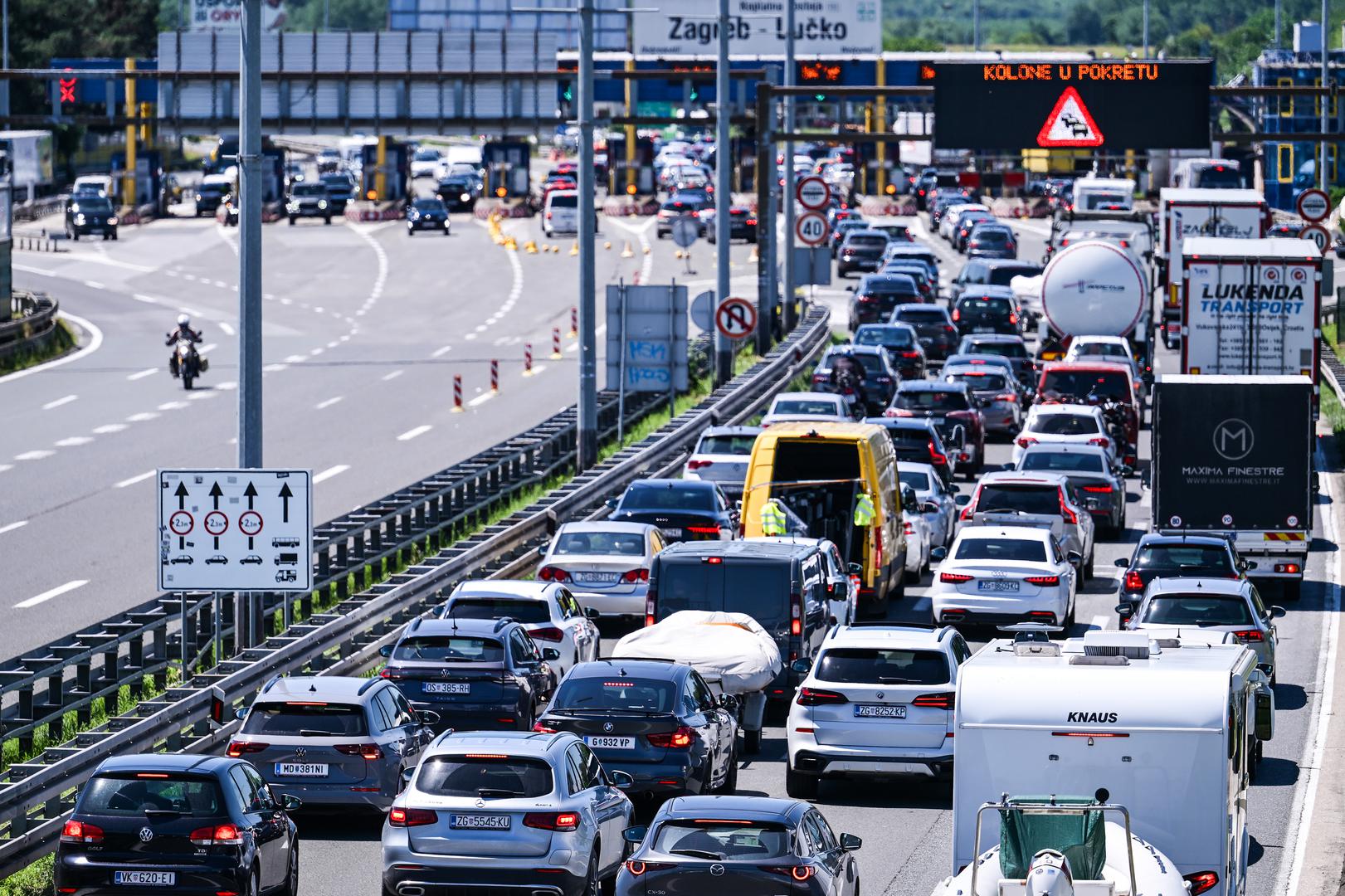 Na naplatnim kućicama Lučko u smjeru mora zabilježen je pojačan promet, a prema podacima Hrvatskog autokluba povećana je gustoća vozila i na dionici autoceste A1 između Zagreba i Zadra.