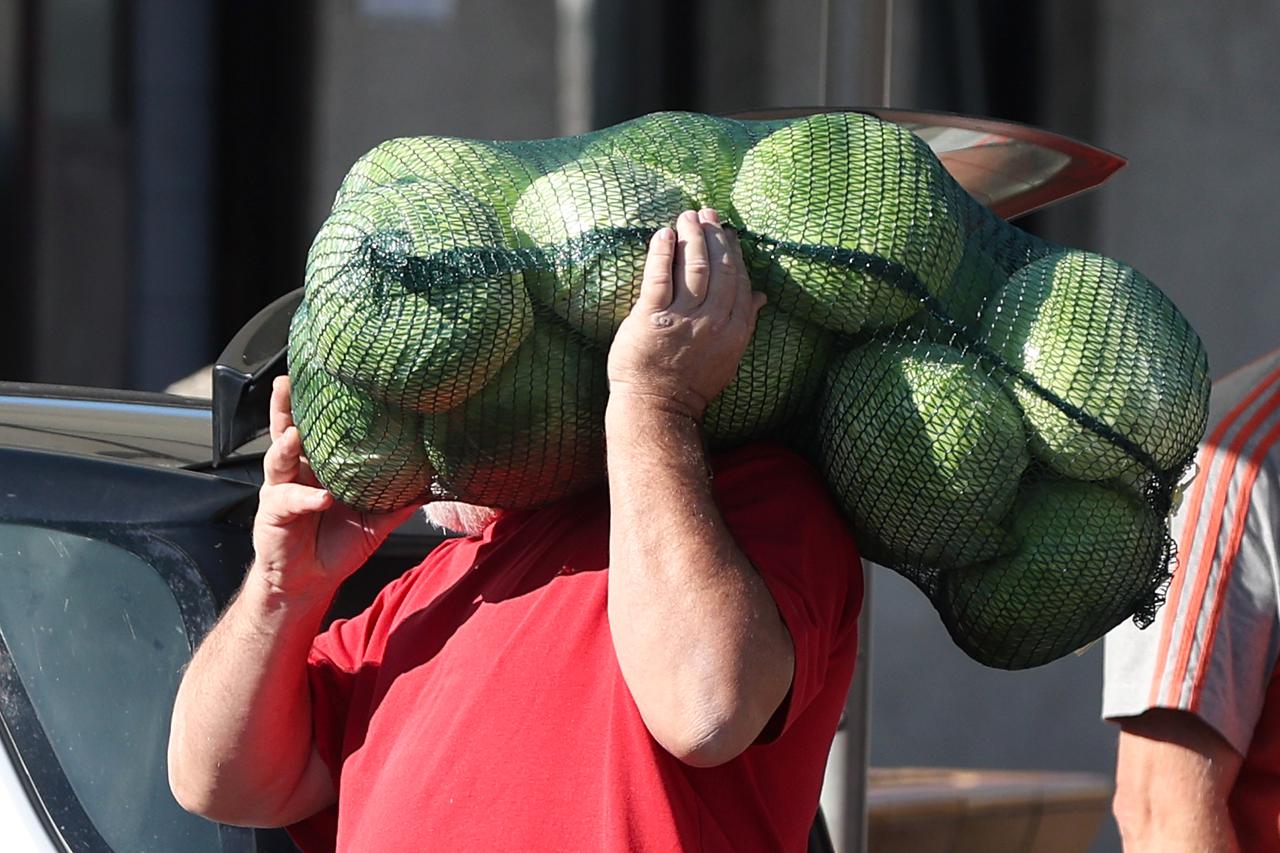 Zagreb: Građani kupuju voće i povrće za zimnicu