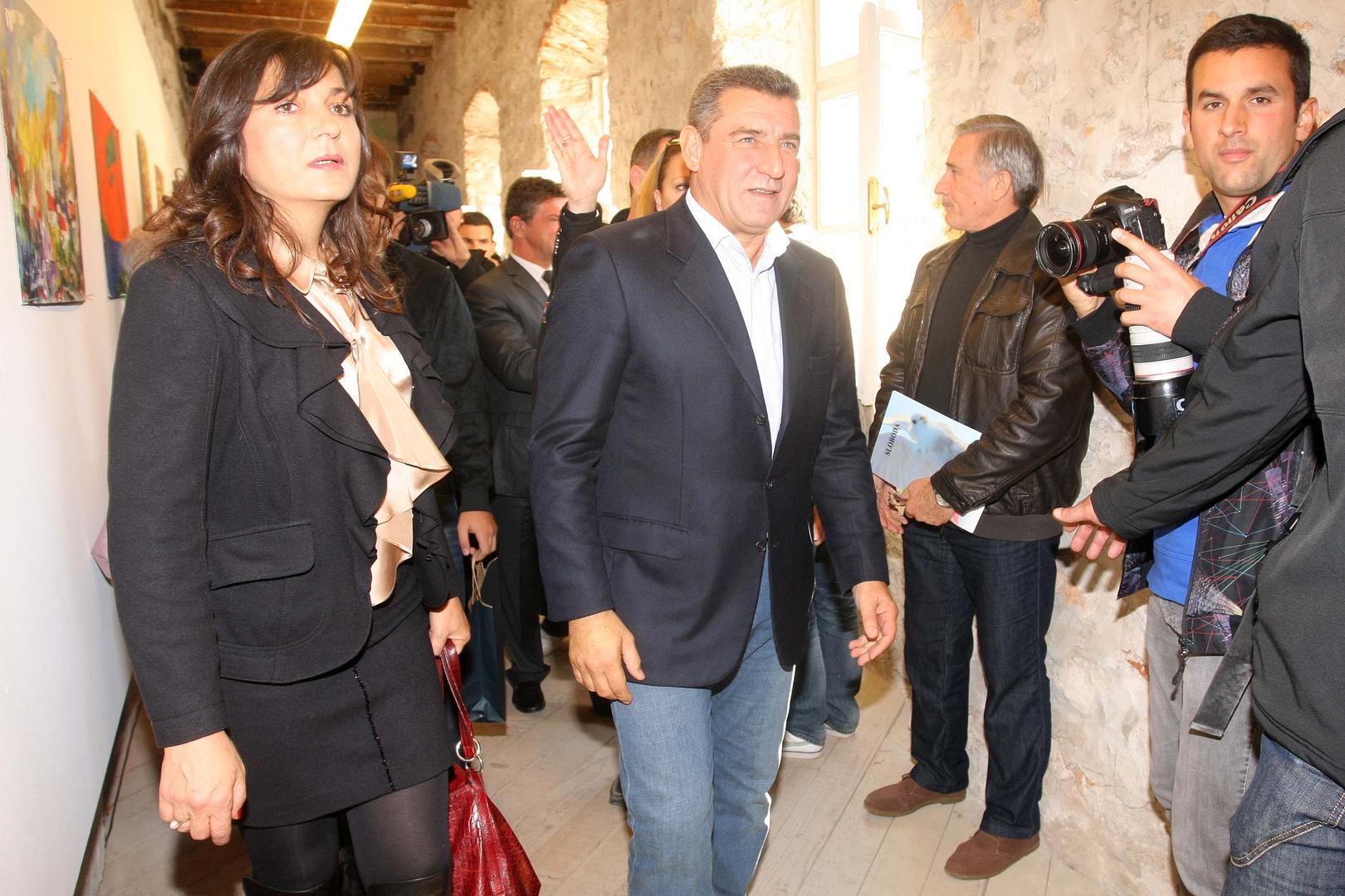 Svečanost je održana 29. srpnja 1995. godine u Gornjogradskoj vijećnici u Zagrebu. Kumovi mladencima bili su tadašnji ministar obrane Gojko Šušak te general Ante Roso, Gotovinin dugogodišnji prijatelj iz vremena provedenog u Legiji stranaca.