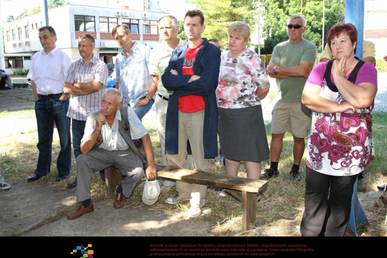 '10.07.2012., Karlovac - U gradskoj tvrtki Toplana odrzan sastanak sa radnicima tvrtke u kojoj je pokrenut stecaj. Predstavnica Grada  Karlovca Marija Jelkovac radnicima pricala o njihovim pravima.  P