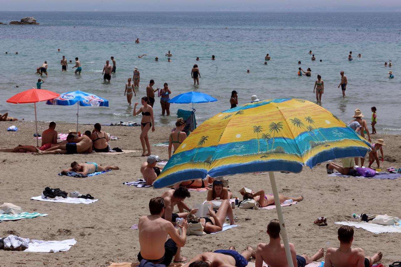 Toplinski val pogodio Split, prolaznici se hlade na razne načine