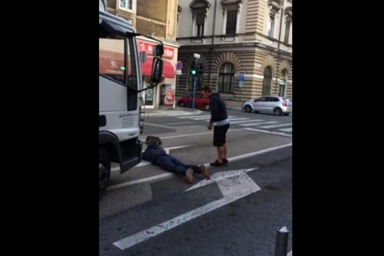 leži na cesti, rijeka