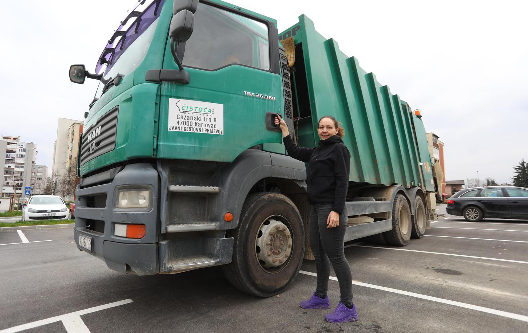 07.03.2024.,  Karlovac - Jelena Ivsic (40) jedina je vozacica kamiona u karlovackoj gradskoj tvrtki Cistoca u kojoj radi vec osam godina. Majka je trojice djecaka od 16,15 i 3,5 godine, u slobodno vrijeme vozi i motor. Photo: Kristina Stedul Fabac/PIXSELL
