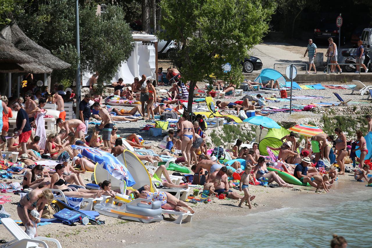 Murter: Plaža Slanica puna je kupača kao u jeku sezone na kakvu smo navikli