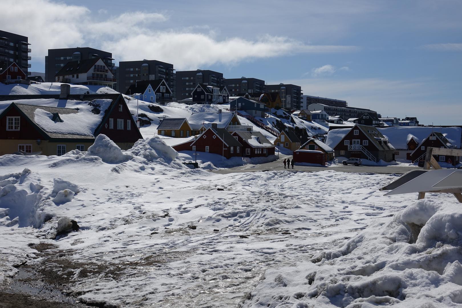 Život na Grenlandu definiran je izolacijom i prilagodbom surovim uvjetima. Jedna od najzanimljivijih činjenica jest da na otoku ne postoje ceste ni željezničke pruge koje bi povezivale gradove i naselja. Putovanje između zajednica odvija se isključivo zrakom, morem ili, zimi, snježnim sanjkama i psećim zapregama. Zbog toga ne čudi podatak da na Grenlandu ima više brodova nego automobila, a svako veće mjesto ima svoju zračnu luku ili helidrom. 