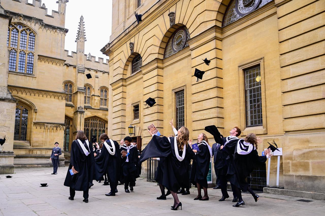 Princeza Elizabeta uspješno je završila trogodišnji studij i postala prvostupnik povijesti i politike na Lincoln Collegeu