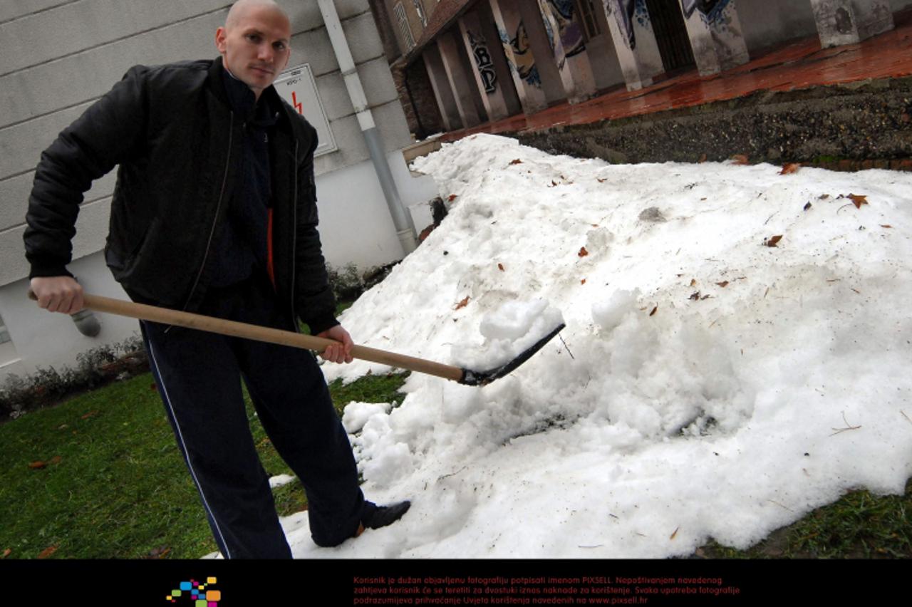 '18.12.2012., Slavonski Brod - Brodjanin Josip Tomakic tvrdi da posla ima za one koji zele raditi. Ovaj mladic, koji je inace zaposlen u jednoj zastitarskoj tvrtki pronasao si je dodatni izvor zarade 