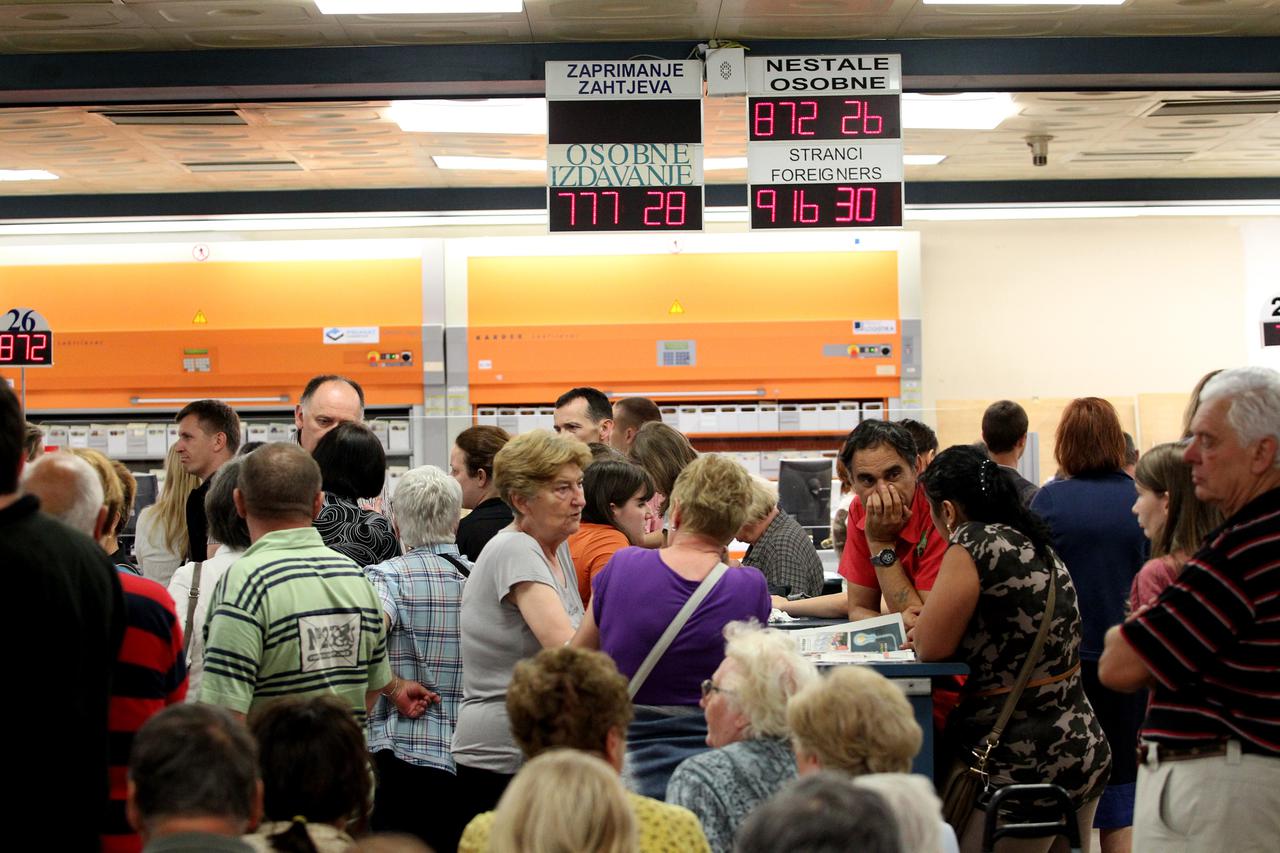 24.06.2013., Zagreb - U PUZ-u u Petrinjskoj ulici stvaraju se guzve na izdavanju novih osobnih iskaznica zbog ulaska Hrvatske u EU.Photo: Boris Scitar/VLM/PIXSELL