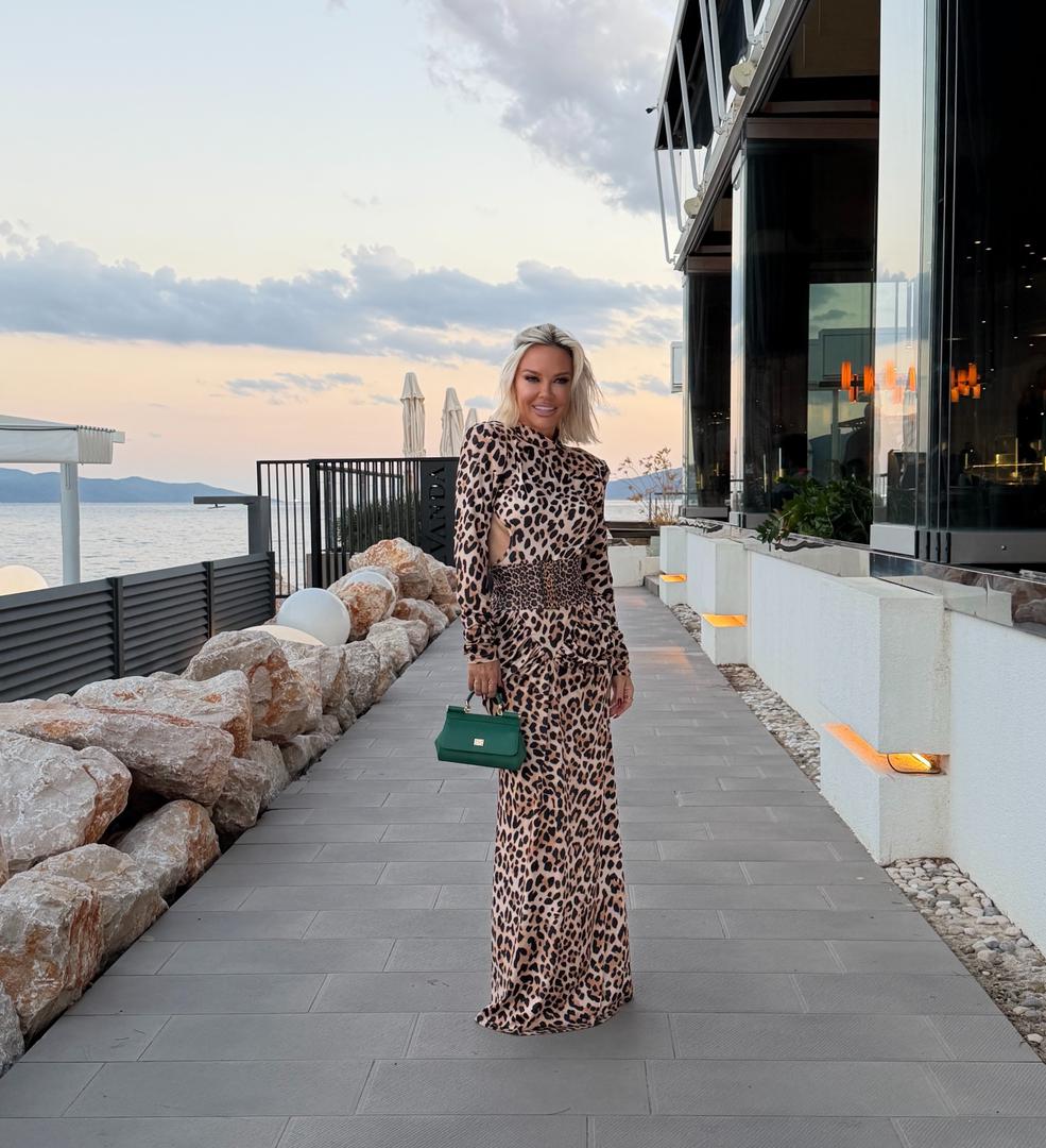 Na fotografijama Maja pozira u odvažnoj dugoj haljini leopard uzorka s prorezima na struku i otvorenim leđima, kombinirajući je sa zelenom torbicom. Njezin sin Bloom, kao i uvijek, bio je prava modna zvijezda večeri.