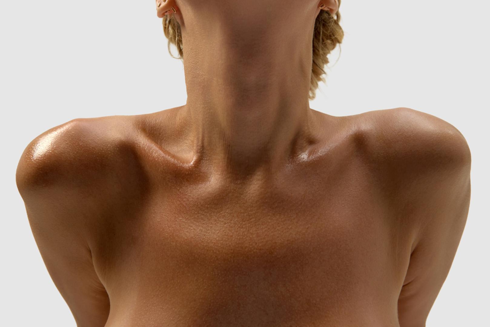 Koža izgleda sivo i umorno, bez sjaja: Dehidrirana koža često izgubi prirodnu svježinu i djeluje beživotno, čak i kad se naspavaš. Razlog je što površinski slojevi nemaju dovoljno vlage pa se svjetlost ne odbija jednako lijepo. U takvim danima pomažu humektanti, npr. hijaluronska kiselina i glicerin te krema koja 'zaključa' vlagu.