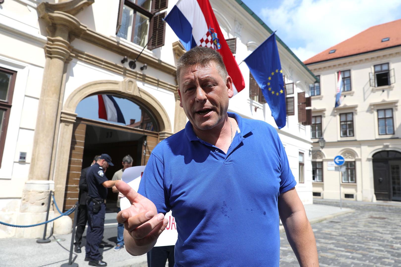 "Od donacija treba izdvojiti mrkvu, luk, krumpir, trešnje itd...skupljali smo joj za more, a sad smo to urudžbirali", rekao je Danijel Galović iz inicijative.