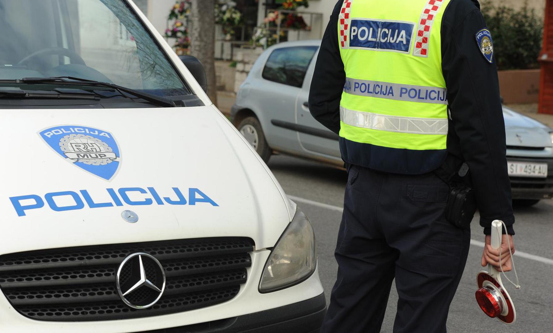 Policajac: Policajci su opisani kao osobe koje nose autoritet i odgovornost u svakodnevnom životu. Prema iskustvu odvjetnice, razlika između njihovog profesionalnog statusa i privatnog života može dovesti do problema u odnosima, posebno ako kod kuće ne nalaze isti stupanj priznanja i autoriteta.