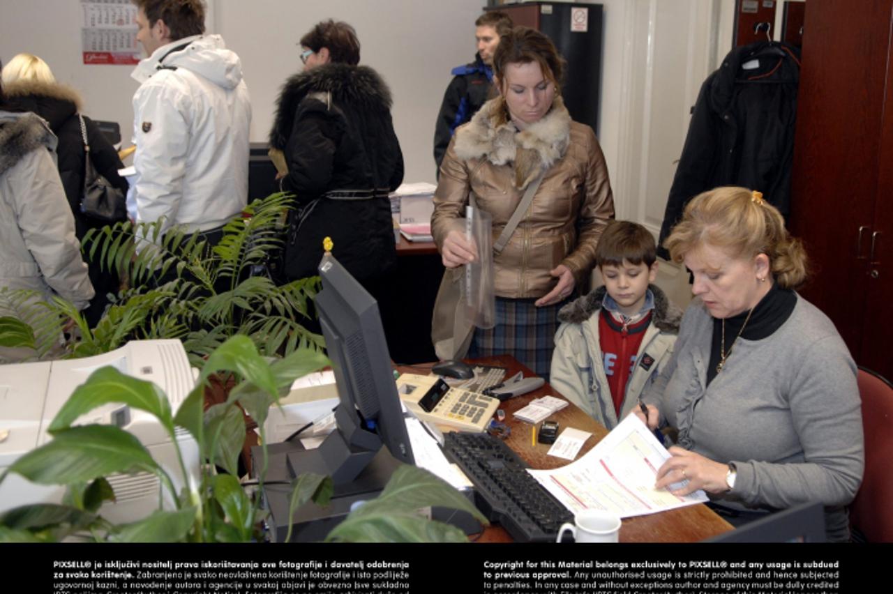 '25.02.2011. Rijeka -  Gradjani prijavljuju godisnji porez u zgradi Porezne uprave na Rivi. Photo: Goran Kovacic/PIXSELL'