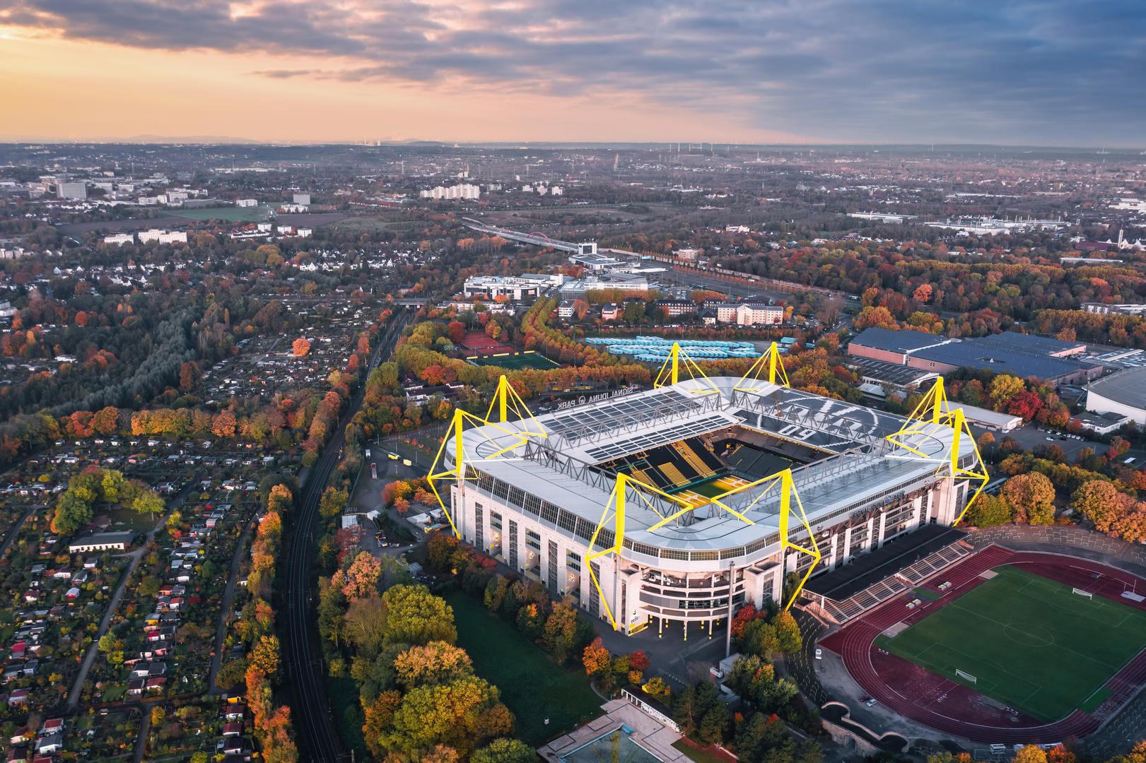 Sličnu razinu sirove energije u Europi redovito nudi Signal Iduna Park. Njegova najveća ljepota zapravo uopće ne leži u modernoj arhitekturi koliko u onoj posebnoj atmosferi koju neumorno stvara slavni žuti zid. To je uvjerljivo najveća stajaća tribina u čitavoj Europi koja na svakoj utakmici prima znatno više od dvadeset tisuća strastvenih navijača.