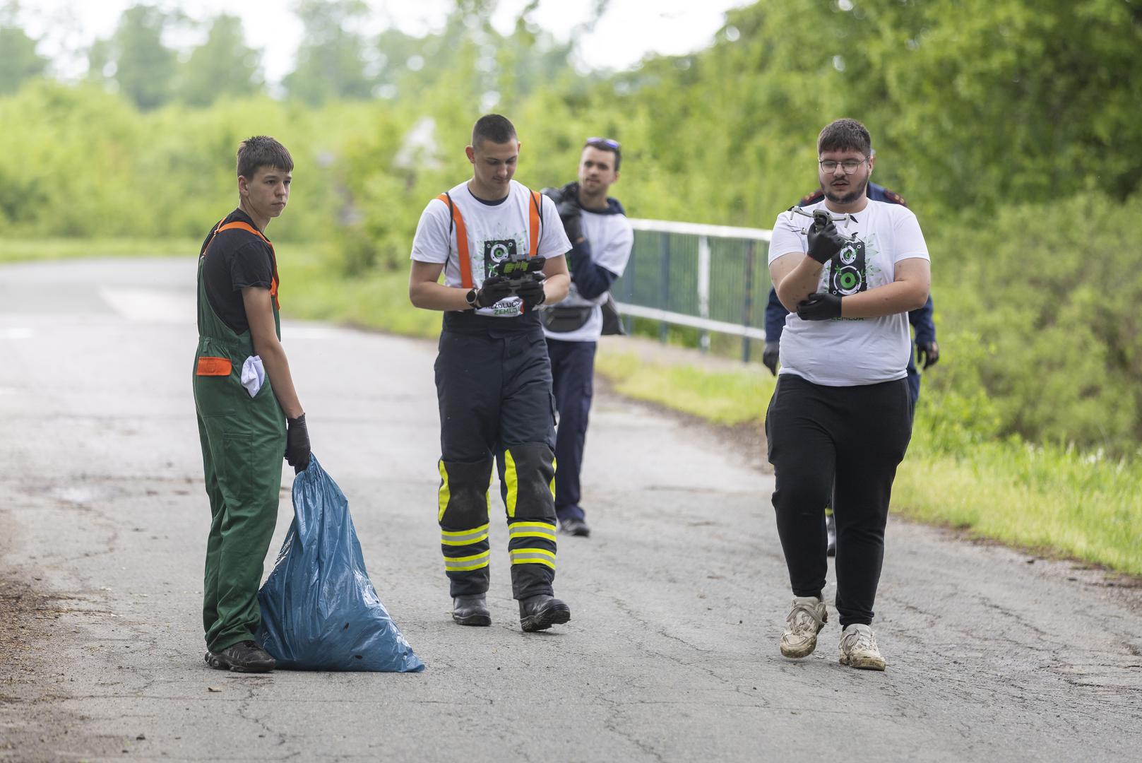 26.04.2025., Bosnjaci - Rezolucija Zemlja 2025 -  Savjet mladih Opcine Bosnjaci i DVD Bosnjaci u akciji ciscenja smeca. Photo: Davor Javorovic/PIXSELL