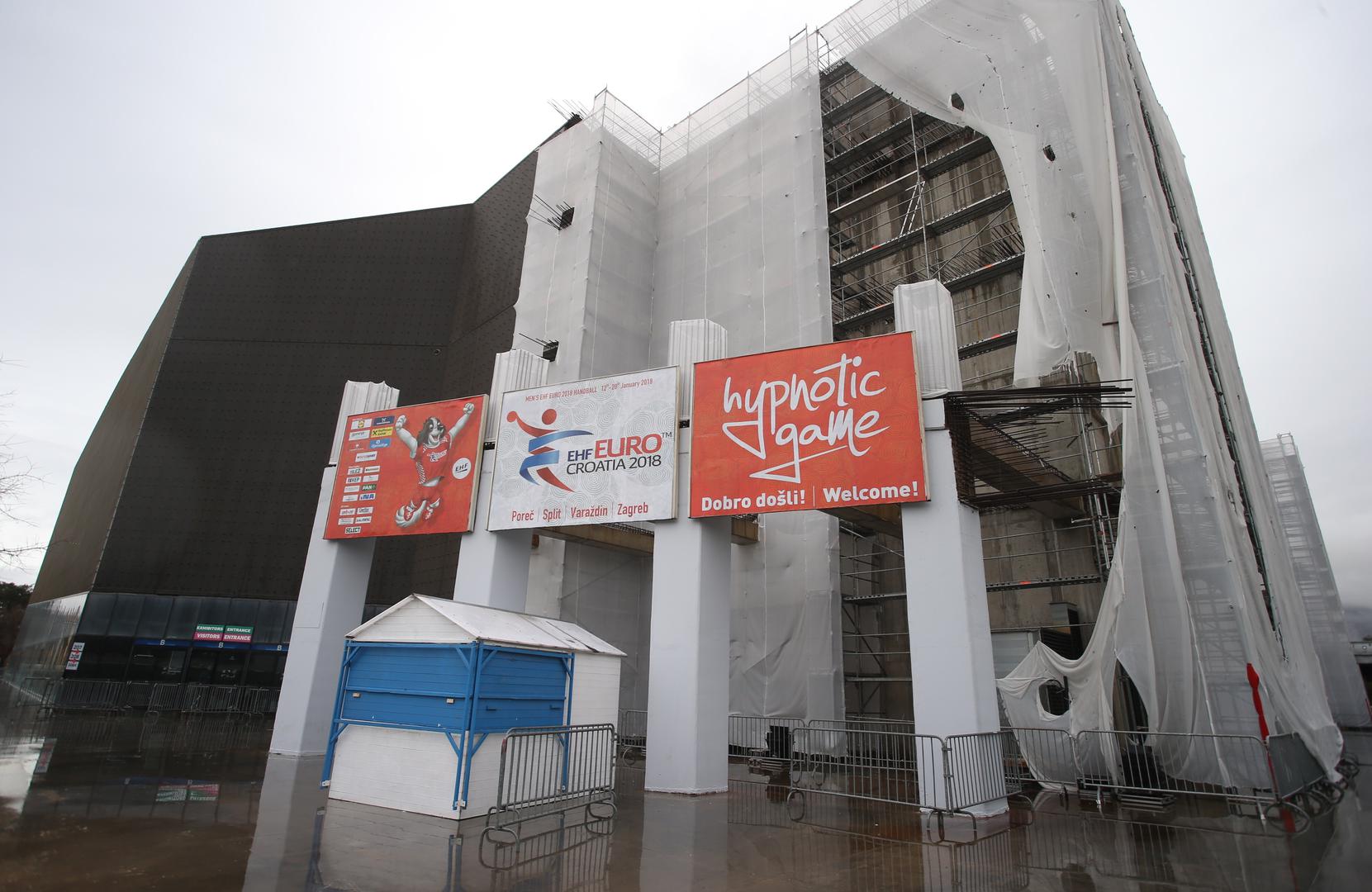 Nedovršeno pročelje Spaladium arene u Splitu u kojoj će hrvatski rukometaši igrati svoje utakmice u prvom dijelu natjecanja po skupinama na EP-u nekoliko je dana bilo prekriveno platnom, ali je nevrijeme u srijedu ujutro otkrilo žalosnu sliku