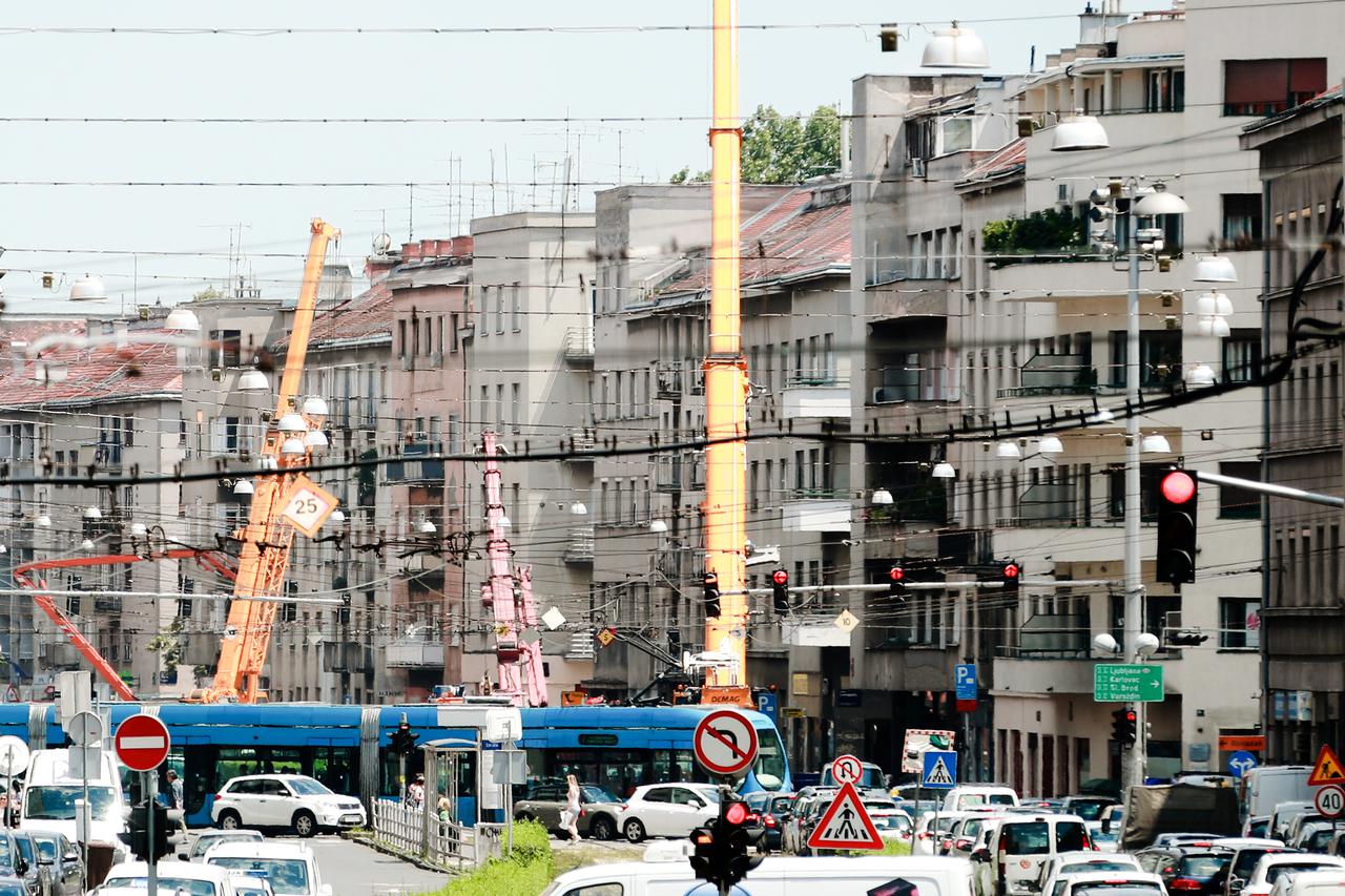 Zagreb: U Zvonimirovoj postavljene četiri dizalice zbog sanacije od potresa