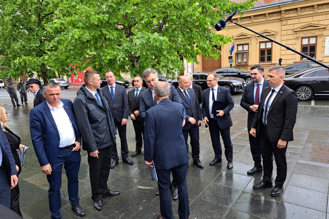 Premijer Plenković se pozdravlja s DP-ovcima